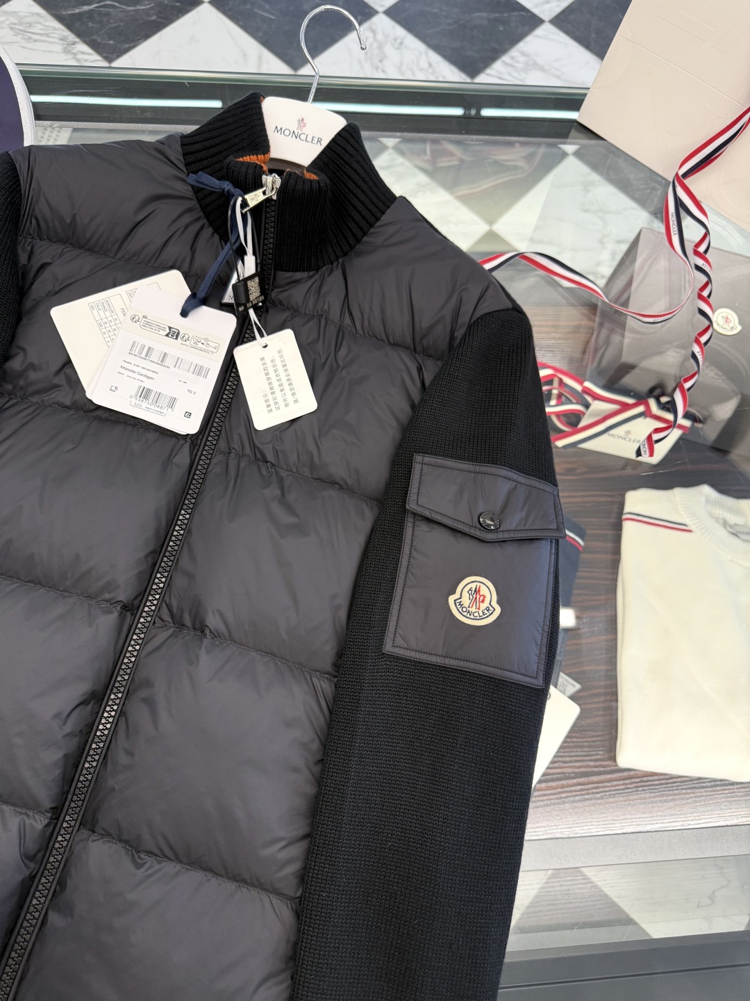 L-4XL（对应1-5码） P320 monzz05 
Moncler Cardigan男士羽绒加衬羊毛和羊绒拉链开衫.原版定制超柔软面料.条码款号齐全对应官网一致.吊牌内置NFC电子感应防伪.支持多重防伪验证.更多细节实拍.
 D00680