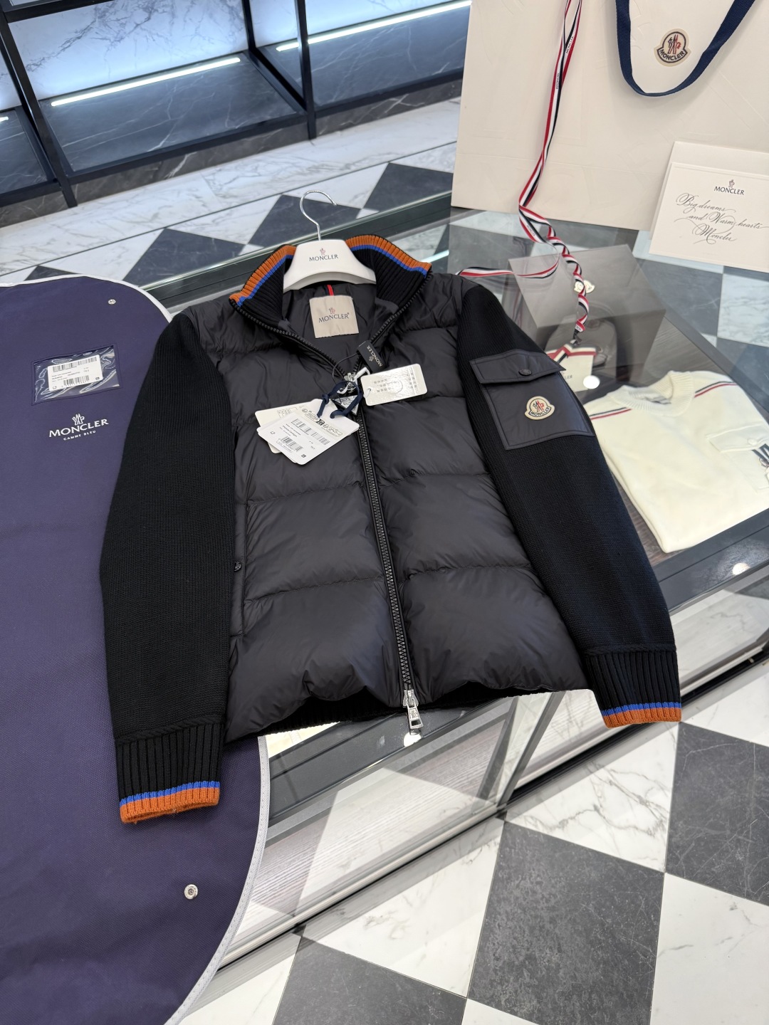 L-4XL（对应1-5码） P320 monzz05 
Moncler Cardigan男士羽绒加衬羊毛和羊绒拉链开衫.原版定制超柔软面料.条码款号齐全对应官网一致.吊牌内置NFC电子感应防伪.支持多重防伪验证.更多细节实拍.
 D00680