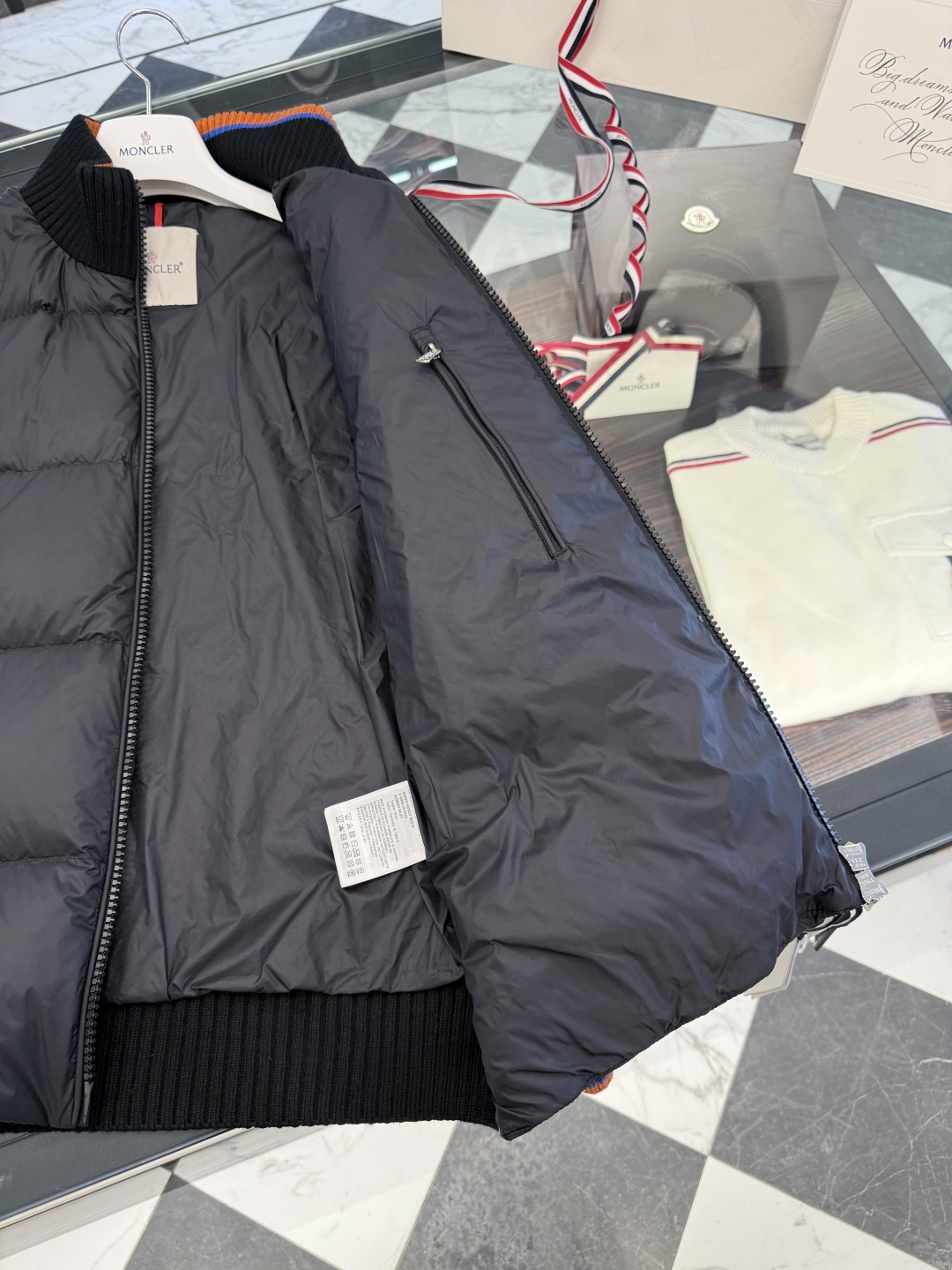 L-4XL（对应1-5码） P320 monzz05 
Moncler Cardigan男士羽绒加衬羊毛和羊绒拉链开衫.原版定制超柔软面料.条码款号齐全对应官网一致.吊牌内置NFC电子感应防伪.支持多重防伪验证.更多细节实拍.
 D00680