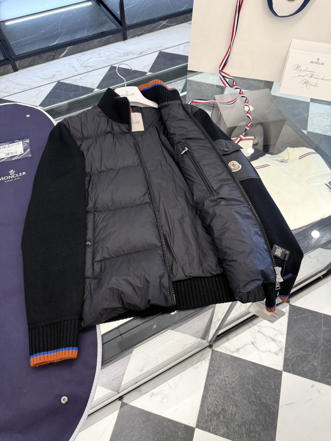 L-4XL（对应1-5码） P320 monzz05 
Moncler Cardigan男士羽绒加衬羊毛和羊绒拉链开衫.原版定制超柔软面料.条码款号齐全对应官网一致.吊牌内置NFC电子感应防伪.支持多重防伪验证.更多细节实拍.
 D00680