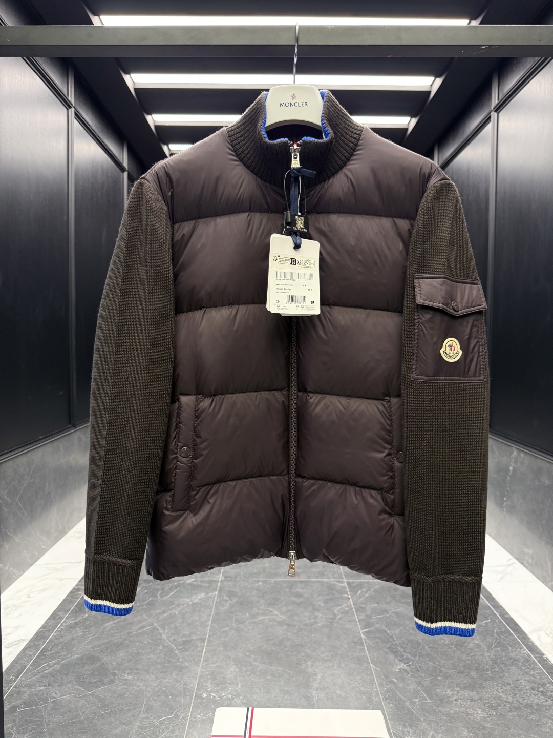 L-4XL（对应1-5码） P320 monzz05
特级羽绒⬆️Moncler Cardigan男士羽绒加衬羊毛和羊绒拉链开衫. 这款男士加衬开衫采用华贵的羊毛和羊绒混纺面料制成，可在温暖时节作为外套穿着。
🎁包装再度升级（可加配原版超大折叠磁吸礼盒)
这款开衫采用羊毛和羊绒面料制成，填充温暖羽绒。拉链廓形设计，针织高领增添额外保护，可抵御恶劣天气。轻盈针织单品，点缀柔软的皮革饰边。
详情
采用羊毛和羊绒混纺面料制成
•Micro chic尼龙衬里
•羽绒填充正面
•双面针织
•12针
•拉链开合
•拉链口袋
•羊毛毡贴片logo
Size: 1-5. 黑色/深棕色
 D00680