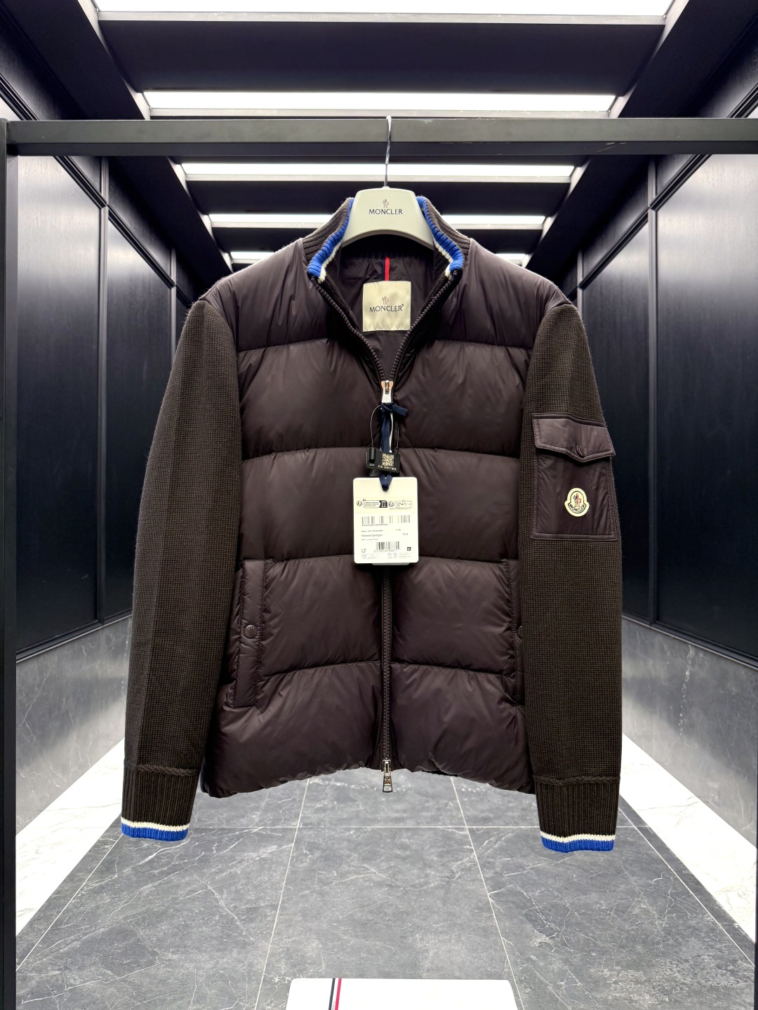 L-4XL（对应1-5码） P320 monzz05
特级羽绒⬆️Moncler Cardigan男士羽绒加衬羊毛和羊绒拉链开衫. 这款男士加衬开衫采用华贵的羊毛和羊绒混纺面料制成，可在温暖时节作为外套穿着。
🎁包装再度升级（可加配原版超大折叠磁吸礼盒)
这款开衫采用羊毛和羊绒面料制成，填充温暖羽绒。拉链廓形设计，针织高领增添额外保护，可抵御恶劣天气。轻盈针织单品，点缀柔软的皮革饰边。
详情
采用羊毛和羊绒混纺面料制成
•Micro chic尼龙衬里
•羽绒填充正面
•双面针织
•12针
•拉链开合
•拉链口袋
•羊毛毡贴片logo
Size: 1-5. 黑色/深棕色
 D00680