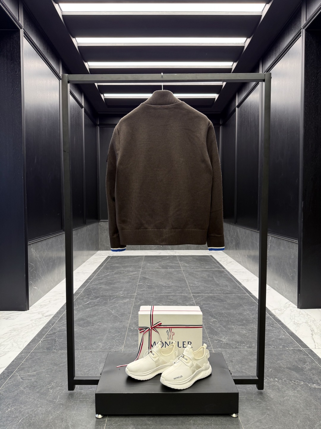 L-4XL（对应1-5码） P320 monzz05
特级羽绒⬆️Moncler Cardigan男士羽绒加衬羊毛和羊绒拉链开衫. 这款男士加衬开衫采用华贵的羊毛和羊绒混纺面料制成，可在温暖时节作为外套穿着。
🎁包装再度升级（可加配原版超大折叠磁吸礼盒)
这款开衫采用羊毛和羊绒面料制成，填充温暖羽绒。拉链廓形设计，针织高领增添额外保护，可抵御恶劣天气。轻盈针织单品，点缀柔软的皮革饰边。
详情
采用羊毛和羊绒混纺面料制成
•Micro chic尼龙衬里
•羽绒填充正面
•双面针织
•12针
•拉链开合
•拉链口袋
•羊毛毡贴片logo
Size: 1-5. 黑色/深棕色
 D00680