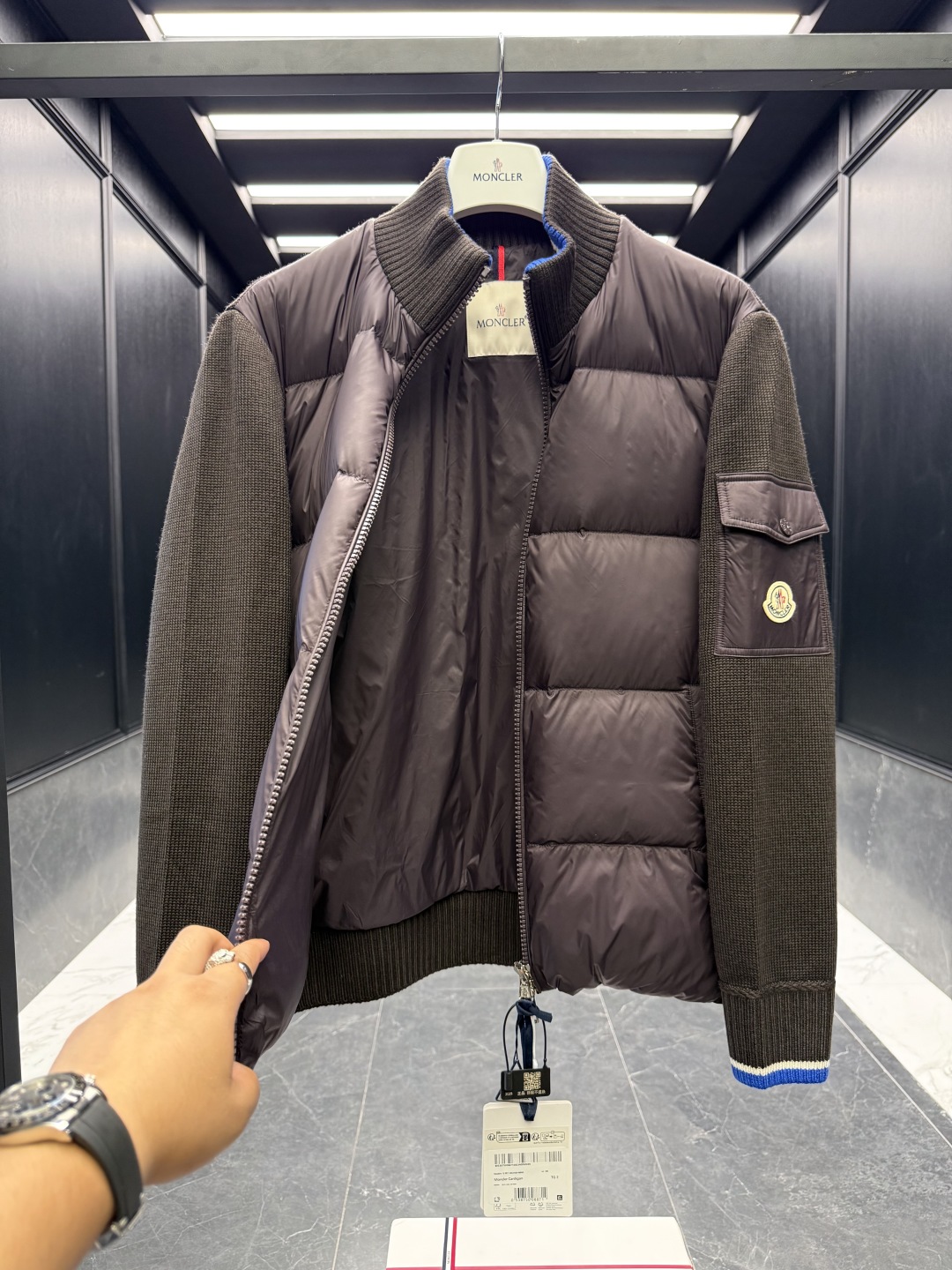 L-4XL（对应1-5码） P320 monzz05
特级羽绒⬆️Moncler Cardigan男士羽绒加衬羊毛和羊绒拉链开衫. 这款男士加衬开衫采用华贵的羊毛和羊绒混纺面料制成，可在温暖时节作为外套穿着。
🎁包装再度升级（可加配原版超大折叠磁吸礼盒)
这款开衫采用羊毛和羊绒面料制成，填充温暖羽绒。拉链廓形设计，针织高领增添额外保护，可抵御恶劣天气。轻盈针织单品，点缀柔软的皮革饰边。
详情
采用羊毛和羊绒混纺面料制成
•Micro chic尼龙衬里
•羽绒填充正面
•双面针织
•12针
•拉链开合
•拉链口袋
•羊毛毡贴片logo
Size: 1-5. 黑色/深棕色
 D00680