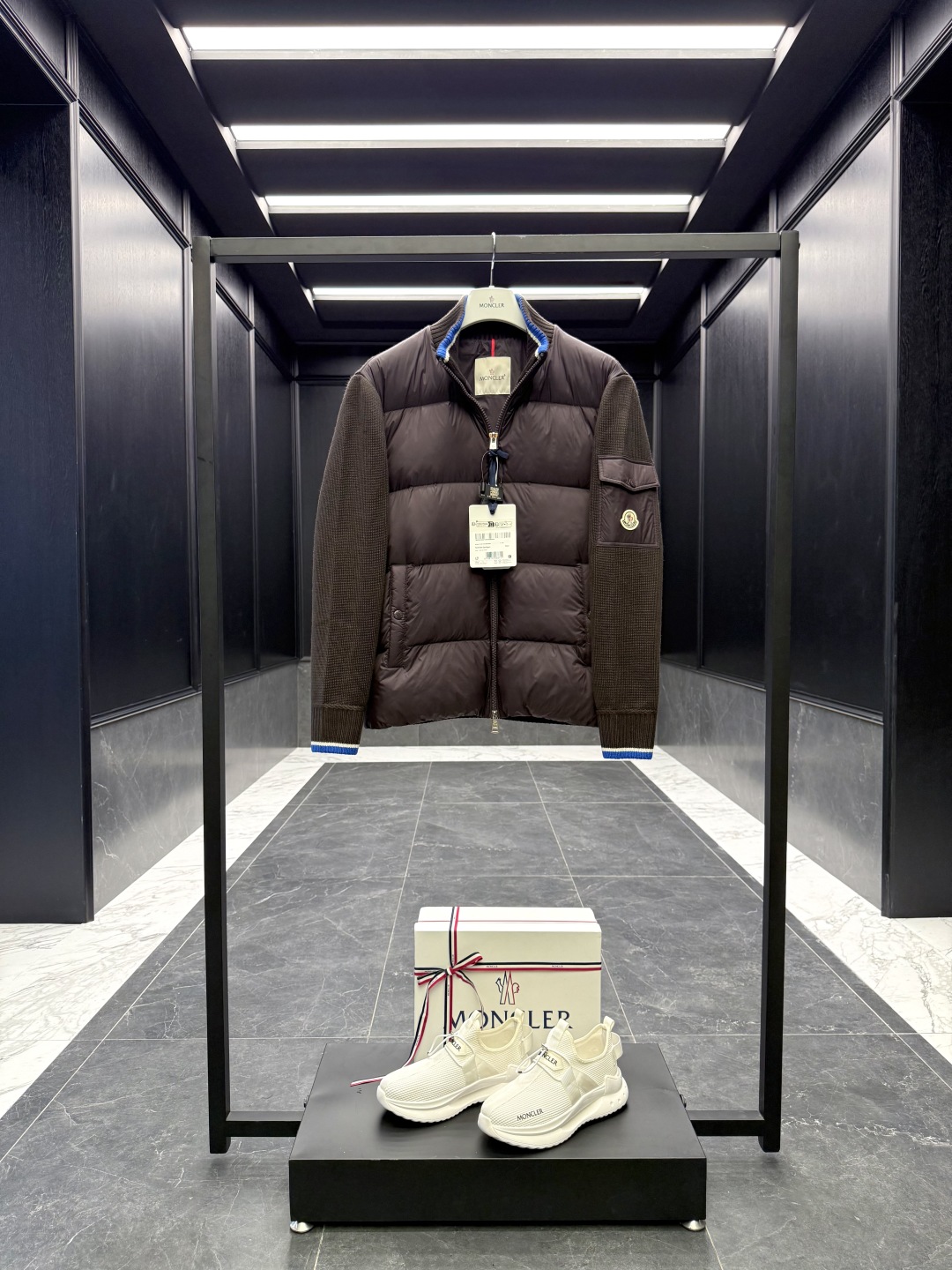 L-4XL（对应1-5码） P320 monzz05
特级羽绒⬆️Moncler Cardigan男士羽绒加衬羊毛和羊绒拉链开衫. 这款男士加衬开衫采用华贵的羊毛和羊绒混纺面料制成，可在温暖时节作为外套穿着。
🎁包装再度升级（可加配原版超大折叠磁吸礼盒)
这款开衫采用羊毛和羊绒面料制成，填充温暖羽绒。拉链廓形设计，针织高领增添额外保护，可抵御恶劣天气。轻盈针织单品，点缀柔软的皮革饰边。
详情
采用羊毛和羊绒混纺面料制成
•Micro chic尼龙衬里
•羽绒填充正面
•双面针织
•12针
•拉链开合
•拉链口袋
•羊毛毡贴片logo
Size: 1-5. 黑色/深棕色
 D00680