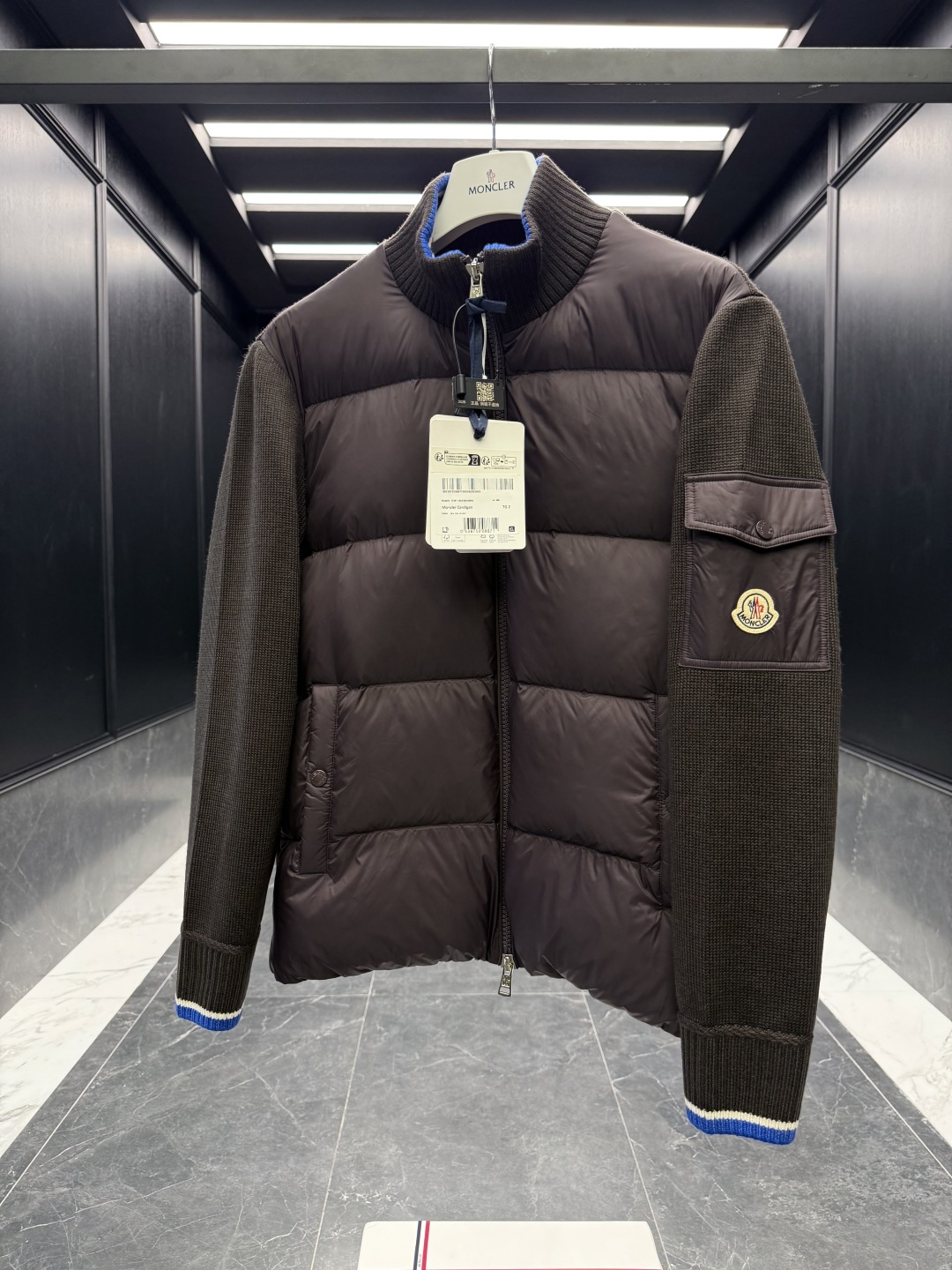 L-4XL（对应1-5码） P320 monzz05
特级羽绒⬆️Moncler Cardigan男士羽绒加衬羊毛和羊绒拉链开衫. 这款男士加衬开衫采用华贵的羊毛和羊绒混纺面料制成，可在温暖时节作为外套穿着。
🎁包装再度升级（可加配原版超大折叠磁吸礼盒)
这款开衫采用羊毛和羊绒面料制成，填充温暖羽绒。拉链廓形设计，针织高领增添额外保护，可抵御恶劣天气。轻盈针织单品，点缀柔软的皮革饰边。
详情
采用羊毛和羊绒混纺面料制成
•Micro chic尼龙衬里
•羽绒填充正面
•双面针织
•12针
•拉链开合
•拉链口袋
•羊毛毡贴片logo
Size: 1-5. 黑色/深棕色
 D00680