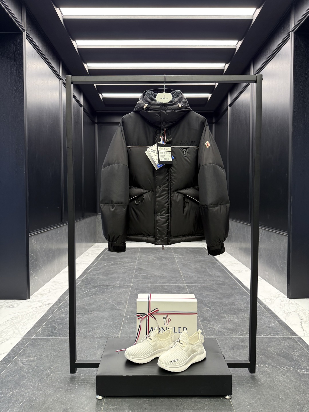 NO:550705,The premium down Moncler Albiez men's short down jacket jacket. High-end items on the counter 2W. The fabric is really good. A must-have item for high-end customers. Moncler Grenoble Albiez men's short down jacket is made of cutting-edge fabrics, designed for skiing. The packaging is upgraded again (the original large folding magnetic gift box can be added) The casual style of the Albiez men's down jacket combines the excellent performance of the Moncler Grenoble series. The Albiez short down jacket jacket is made of longue saison fabric, providing light protection for outdoor activities. This nylon fabric is warm and not heavy, and is functional. The short design has practical and wide pockets and reflective details. Designed for outdoor activities  Made of longuesaison fabric Polyester lining Ultralight and soft fabric Filled down Removable hood Functional look zipper closure Pocket with functional look zipper Internal electronics pocket, functional look zipper closure Adjustable jersey wrist guard top Nylon details Logo and reflective details Size: 1-5 Black Couple model D00880,,jackets & coats,jackets & coats,down jacket,hats,alexander wang19860909特级羽绒Moncler Albiez高端男士短款羽绒夹克外套.柜台2w开外的高端单品.面料真是好的不要不要的.高端客必入单品. Moncler Grenoble Albiez男士短款羽绒夹克采用前沿面料制成,专为滑雪运动设计. 包装再度升级（可加配原版超大折叠磁吸礼盒） Albiez男士羽绒夹克休闲款式,融合Moncler Grenoble系列的优良性能. Albiez短款羽绒夹克外套 Albiez羽绒夹克采用longue saison面料制成,为户外活动提供轻盈保护.这种尼龙面料既保暖又不显厚重,同时具有功能性.短款设计,设有实用宽大口袋和反光细节. 专为户外活动设计 采用longuesaison面料制成 聚酯纤维衬里 超轻超柔软面料 填充羽绒 可拆卸兜帽 功能性look拉链开合 口袋配有功能性look拉链 内部电子设备口袋,功能性look拉链开合 可调节平纹针织护腕顶部 尼龙细节 标识和反光细节 Size: 1-5 黑色 情侣款 D00880,,jackets & coats,jackets & coats,down jacket,hats,alexander wang,Men's clothing