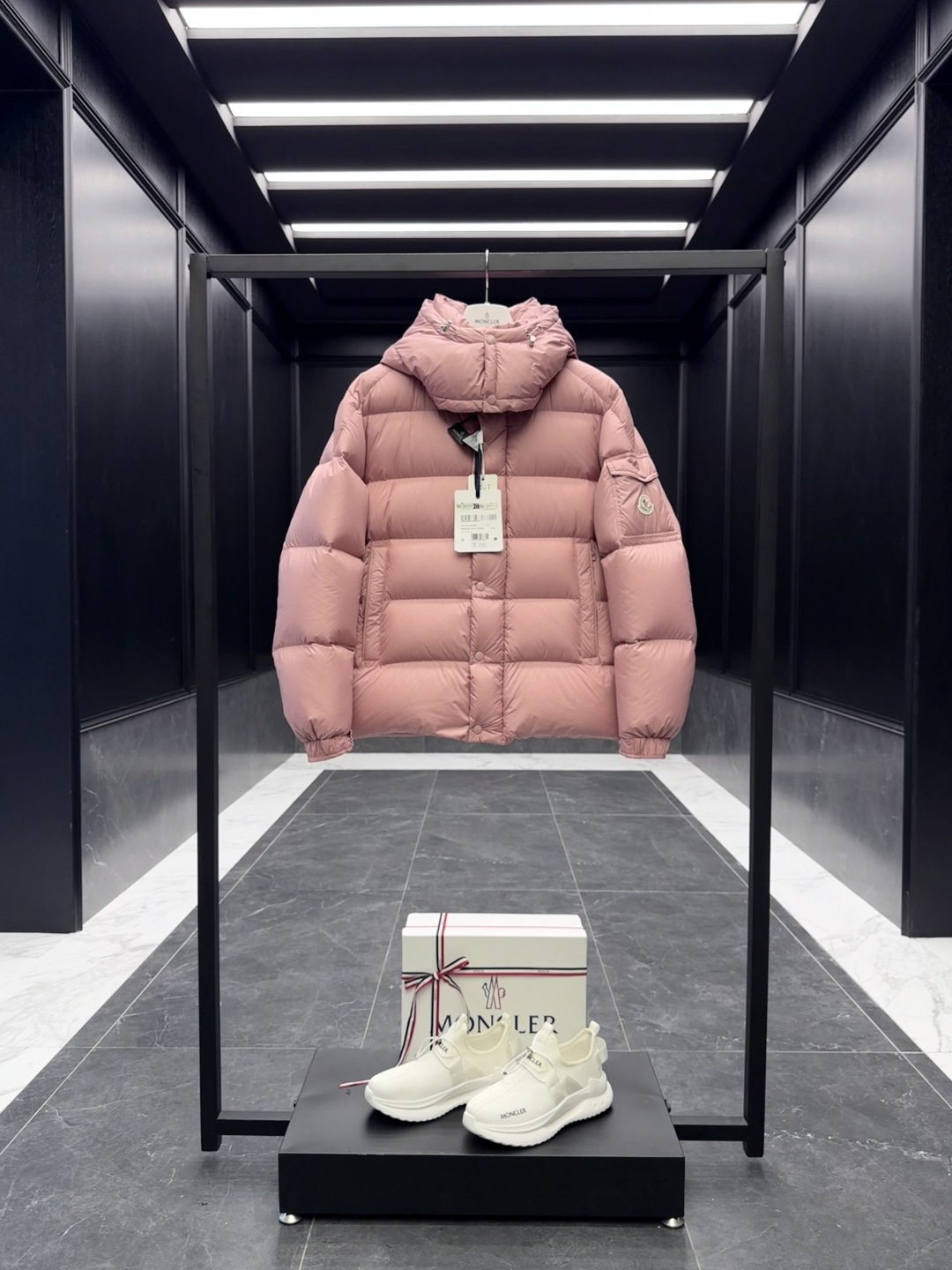 NO:600377,Special down Moncler [new product] Maya 70 winter down jacket. Dry rose pink. Pearl gray is about to be shipped. It is very popular. Off-season counters are a hot item to grab. Special gooseneck version. The fabric is super light and neat. 135W + one ton of special duck down filling. 850+ fill power. Standard full set of counter gift box packaging. The packaging has been upgraded again (the original extra large magnetic gift box can be added)  The iconic Moncler down jacket is instantly recognizable. The Moncler Maya 70 cropped down jacket is reimagined in a new colorway. Made of matte fabric with signature checkered quilting, reflecting the essence of the Moncler brand. The style has a distinctive silhouette, with a removable hood and adjustable hem, and a classic design suitable for all seasons and trends. The sleeves are embellished with classic patch pockets. Details Made of polyester Polyester lining Down filling Removable and adjustable hood  Zipper closure, front windshield with snap buttons Zippered pockets Adjustable cuffs Elastic drawstring hem Size: 0-3 dry rose pink D00780,,jackets & coats,jackets & coats,down jacket,hats,alexander wang19860909特级羽绒Moncler【新品】Maya 70冬季羽绒服夹克外套.干枯玫瑰粉.珍珠灰即将出货.火的一塌糊涂.反季柜台都是要抢的爆款 特级鹅颈绒版本.面料超轻超工整.135W+一吨的特级鸭绒填充.850+蓬松度.标配全套柜台礼盒包装.包装再度升级（可加配原版超大磁吸礼盒） 标志性的Moncler 羽绒夹克具有高辨识度. Moncler Maya 70短款羽绒夹克以全新配色焕新呈现.采用哑光面料制成,具有标志性方格块绗缝,彰显Moncler的品牌精髓.款式演绎鲜明廓形,配有可拆卸兜帽和可调节下摆,经典设计适合各种季节和潮流.衣袖点缀经典贴袋. 详情 采用聚酯纤维面料制成 聚酯纤维衬里 填充羽绒 可拆卸可调节兜帽 拉链开合,正面挡风片设有按扣 拉链口袋 可调节袖口 弹性抽绳下摆 Size : 0-3 干枯玫瑰粉 D00780,,jackets & coats,jackets & coats,down jacket,hats,alexander wang,Men's clothing