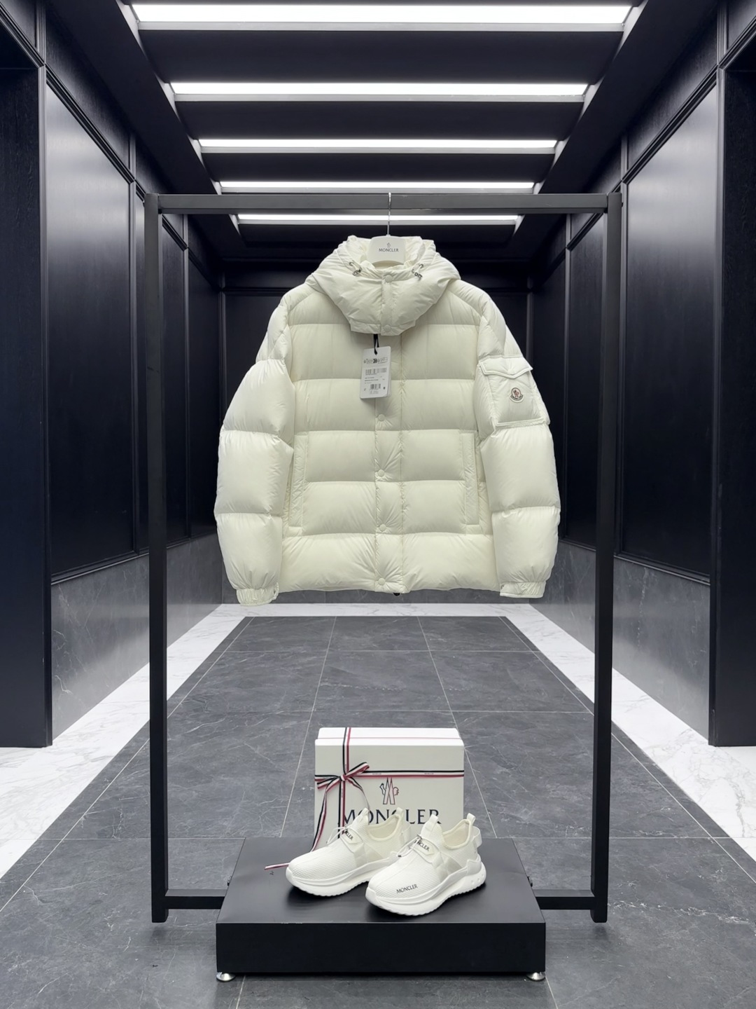 NO:600374,Special down Moncler [new product] Maya 70 winter down jacket. Creamy white. Dry rose pink. Pearl gray. Hot mess. Off-season counters are a hot item. Special gooseneck version. Fabric is super light and neat. 135W + one ton of special duck down filling. 850+ fill power. Standard full set of counter gift box packaging. The packaging has been upgraded again (the original extra large magnetic gift box can be added)  The iconic Moncler down jacket is instantly recognizable. The Moncler Maya 70 cropped down jacket is reimagined in a new colorway. Made of matte fabric with signature checkered quilting, reflecting the essence of the Moncler brand. The style has a distinctive silhouette, with a removable hood and adjustable hem, and a classic design suitable for all seasons and trends. The sleeves are embellished with classic patch pockets. Details Made of polyester Polyester lining Down filling Removable and adjustable hood  Zipper closure, snap button on front windshield Zippered pockets Adjustable cuffs Elastic drawstring hem Size: 0-3 Cream white D00780,,jackets & coats,jackets & coats,down jacket,hats,alexander wang19860909特级羽绒Moncler【新品】Maya 70冬季羽绒服夹克外套.奶油白.干枯玫瑰粉.珍珠灰.火的一塌糊涂.反季柜台都是要抢的爆款 特级鹅颈绒版本.面料超轻超工整.135W+一吨的特级鸭绒填充.850+蓬松度.标配全套柜台礼盒包装.包装再度升级（可加配原版超大磁吸礼盒） 标志性的Moncler 羽绒夹克具有高辨识度. Moncler Maya 70短款羽绒夹克以全新配色焕新呈现.采用哑光面料制成,具有标志性方格块绗缝,彰显Moncler的品牌精髓.款式演绎鲜明廓形,配有可拆卸兜帽和可调节下摆,经典设计适合各种季节和潮流.衣袖点缀经典贴袋. 详情 采用聚酯纤维面料制成 聚酯纤维衬里 填充羽绒 可拆卸可调节兜帽 拉链开合,正面挡风片设有按扣 拉链口袋 可调节袖口 弹性抽绳下摆 Size : 0-3 奶油白 D00780,,jackets & coats,jackets & coats,down jacket,hats,alexander wang,Men's clothing