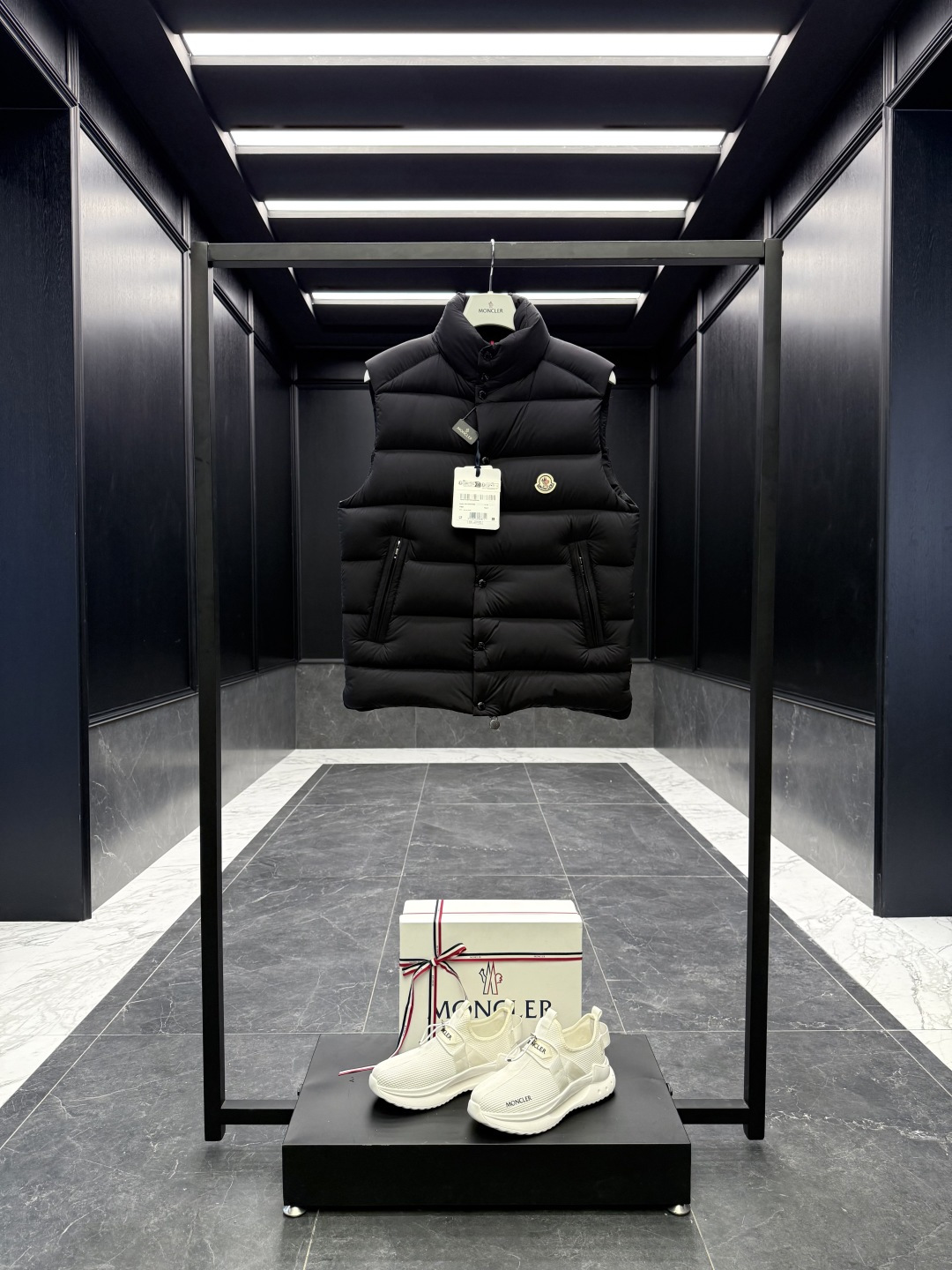 NO:660566,Premium down Moncler Tibb men's down vest (new matte matte surface) filled with premium 95 gooseneck down. Extremely lightweight. 850+ fill power. Comes standard with a full set of counter gift box packaging. Upgraded from the original magnetic gift box. The Tibb men's down vest is a classic Moncler design item, made of lightweight nylon fabric and eye-catching color matching.  The Tibb men's down vest is a Moncler classic inspired by iconic archival silhouettes from the 1980s. Made from longue saison fabric, perfect for changing seasons. This nylon fabric is lightweight and protective. Details Made from longue saison fabric Longue saison lining Filled with down Snap-button collar Zip closure Zippered pockets Size guide Regular fit Close-fitting shoulders and chest Square waist  Length (collar to hem) 68 cm Color Black/Khaki Size1-5 Couples, Mouth-clothing, Moncler, down jacket,  19860909特级羽绒Moncler Tibb男士羽绒马甲（全新哑光雾面）特级95鹅颈绒填充.极致轻便.850+蓬松度. 标配全套柜台礼盒包装.升级原版磁吸礼盒. Tibb男士羽绒马甲是经典的Moncler设计单品,采用轻盈尼龙面料制成,演绎醒目配色. Tibb男士羽绒马甲是Moncler的经典单品,灵感源于80年代的标志性典藏廓形.采用longue saison面料制成,适合换季时节穿着.这种尼龙面料具有轻盈性和保护性. 详情 采用longue saison面料制成 Longue saison衬里 填充羽绒 衣领设有按扣 拉链开合 拉链口袋 尺码参照 常规版型 贴身的肩部与胸部 方正腰部 长度（衣领至下摆）68厘米 颜色 黑色/卡其色 Size1-5 情侣款,蒙口-服装,Moncler,down jacket, ,Women's clothing