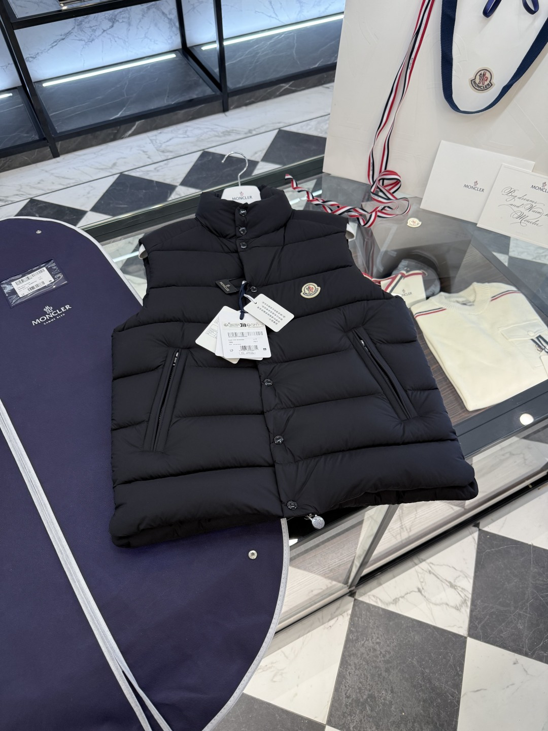 NO:660568,Moncler's new matte Tibb vest, classic down jacket vest. Filled with goose down. The barcode model number is consistent with the official website. The tag has built-in NFC electronic induction anti-counterfeiting. Supports multiple anti-counterfeiting verifications. More details are shot in real life. Couple style. Both men and women's upper bodies look good., Moncler, down jacket,  19860909Moncler 全新哑光Tibb马甲,经典羽绒服马甲.鹅绒填充.条码款号齐全对应官网一致.吊牌内置NFC电子感应防伪.支持多重防伪验证.更多细节实拍.情侣款.男女上身都好看.,蒙口-服装,Moncler,down jacket, ,Women's clothing