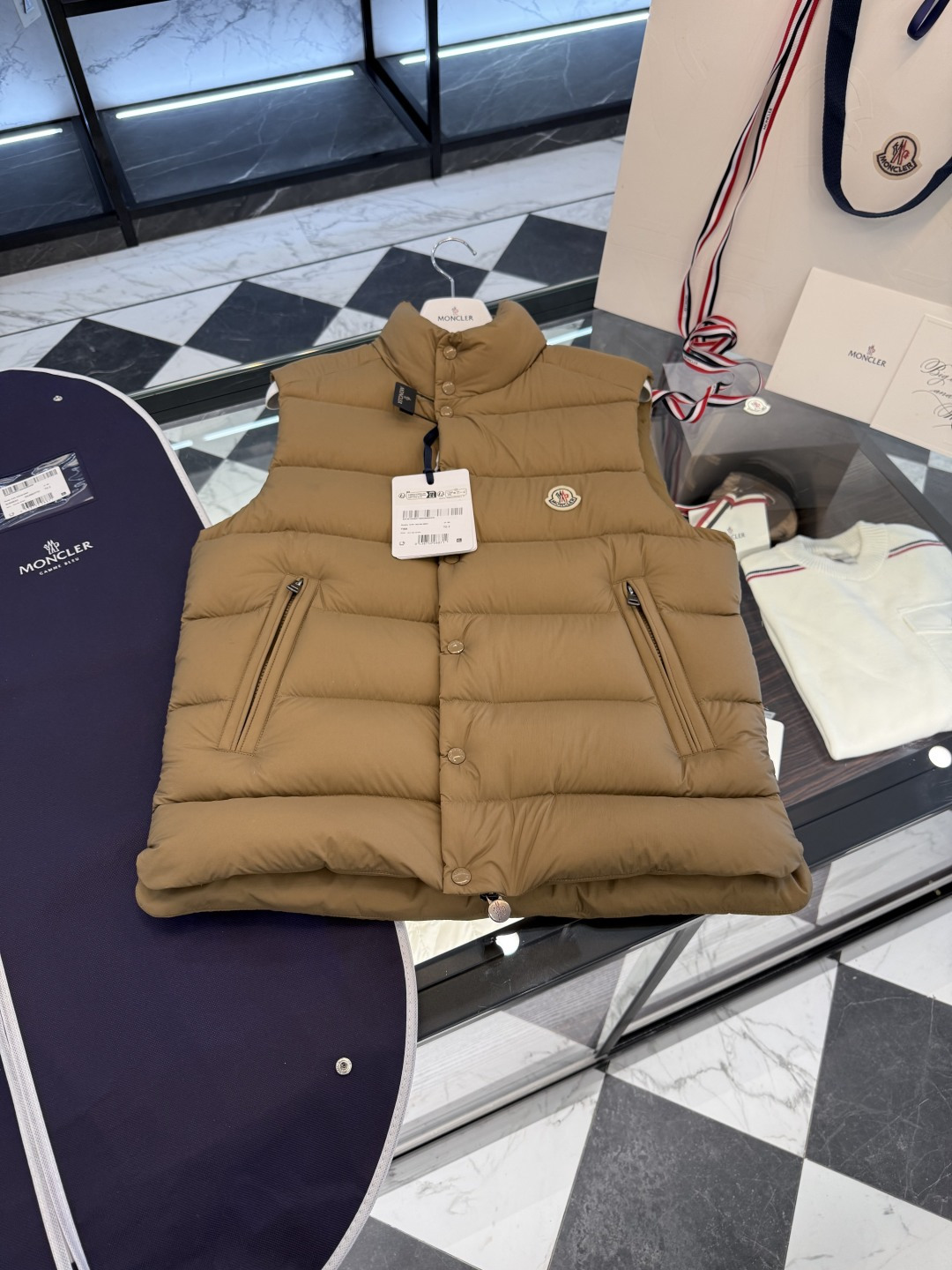 NO:660571,Moncler's new matte Tibb vest, classic down jacket vest. Filled with goose down. The barcode model number is consistent with the official website. The tag has built-in NFC electronic induction anti-counterfeiting. Supports multiple anti-counterfeiting verifications. More details are shot in real life. Couple style. Both men and women's upper bodies look good., Moncler, down jacket,  19860909Moncler 全新哑光Tibb马甲,经典羽绒服马甲.鹅绒填充.条码款号齐全对应官网一致.吊牌内置NFC电子感应防伪.支持多重防伪验证.更多细节实拍.情侣款.男女上身都好看.,蒙口-服装,Moncler,down jacket, ,Women's clothing