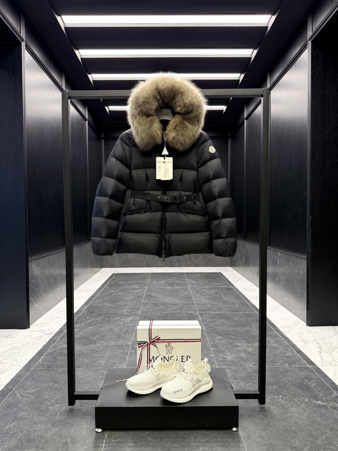 NO:600391,Special down Moncler Boed women's short down jacket jacket Boed women's down jacket is made of longue saison fabric, embellished with fur trim, providing warmth and care. (Fox fur collar imported from Finland, of course the fur collar must be larger to look good) (Domestic out of stock. Finland transfers goods 20330 original purchase and development, foreign markets are environmentally friendly fur collars. The fox fur collar is out of print. Feel free to compare on the entire network. No nonsense, I will give it to you for free if you lose)  Comes standard with a full set of counter gift box packaging. The latest upgraded original oversized magnetic gift box. The complete set of gift boxes can be hung at home. The Boed down jacket has a soft silhouette design and is equipped with a delicate belt to create a sophisticated and elegant winter look. Made of longue saison fabric, with wool trim on the hood. Details Made of longue saison fabric, Longue saison lining, filled with down, hood with removable wool trim, two-way zipper closure, elastic waistband with lacquered snap buttons  Zippered horizontal pockets, embellished with grosgrain piping, adjustable elastic cuffs Size0-3, pure women's model D00880,,jackets & coats,jackets & coats,down jacket,hats,alexander wang19860909特级羽绒Moncler Boed女士短款羽绒服夹克外套 Boed女士羽绒夹克采用longue saison面料制成,点缀皮毛饰边,提供温暖呵护. (芬兰进口狐狸毛领,毛领当然要大一些才好看） (国内断货.芬兰调货20330原版购入开发,国外市场为环保毛领.狐狸毛领已绝版.全网随意对比.没有废话,输了我白送给你） 标配全套柜台礼盒包装.最新升级原版超大磁吸礼盒.全套礼盒,挂装到家. Boed羽绒夹克采用柔美廓形设计,配有精美腰带,打造考究典雅的冬季造型.采用longue saison面料制成,兜帽点缀羊毛饰边. 详情 采用longue saison面料制成 Longue saison衬里 填充羽绒 兜帽配有可拆卸羊毛饰边 双向拉链开合 松紧腰带,搭配漆面按扣 拉链开合横向口袋,点缀罗缎滚边 可调节弹性袖口 Size0-3 纯女款 D00880,,jackets & coats,jackets & coats,down jacket,hats,alexander wang,Men's clothing