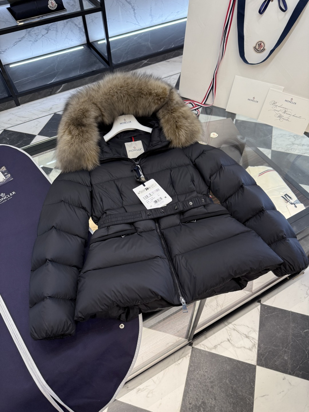 NO:600394,The original version of Moncler Boed (whole fox fur collar imported from Finland) was purchased and developed in Milan. Compare across the entire network. If you lose, you will get it for free. More details, real photos.,,alexander wang19860909Moncler Boed (芬兰进口整条狐狸毛领)原版米兰购入开发.全网对比.输了白送你.更多细节实拍.,,alexander wang,Men's clothing