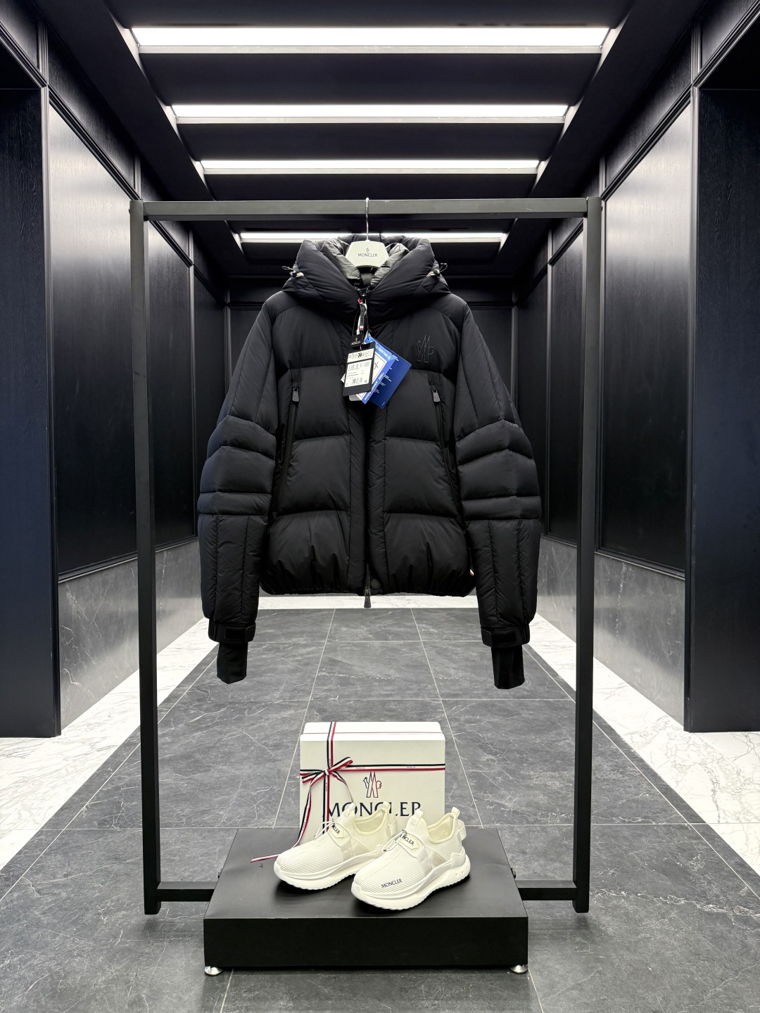 NO:550716,Super Down Moncler Grenoble Cherferie (original heavy gooseneck version). Comfortable, warm, waterproof, snow-resistant hooded long-sleeved down jacket. The same style for men and women. Original heavy version. Only one batch. Each color is only a few hundred pieces. The filling cost is really too high. This down one piece of down weighs twice the weight of the conventional classic style. Moncler's Grenoble series was registered in 2010. The name Moncler Grenoble is a French town, which is where the Moncler brand originated in 1952. Moncler Grenoble launched more than 100 skiing technical clothing and ski equipment at the 2010 New York Fashion Week. Super Down Moncler  Cherferie men's short down jacket jacket. High-end items with 3W on the counter. The fabric is really good. A must-have item for high-end customers. Moncler Grenoble Cherferie men's short down jacket is made of cutting-edge fabrics, designed for skiing. The packaging is upgraded again (the original large folding magnetic gift box can be added) Cherferie men's down jacket casual style, blending the excellent performance of the Moncler Grenoble series. Cherferie short down jacket jacket Cherferie down jacket is made of longue saison fabric, providing light protection for outdoor activities. This nylon fabric is warm and not heavy, and is functional. Short design, with practical and wide pockets and reflective details. Designed for outdoor activities  Made of longuesaison fabric Polyester lining Ultralight and soft fabric Filled down Removable hood Functional look zipper closure Pocket with functional look zipper Internal electronics pocket, functional look zipper closure Adjustable jersey wrist guard top Nylon details Logo and reflective details Size: 1-5 Black Ivory D001080,,jackets & coats,jackets & coats,down jacket,hats,alexander wang19860909特级羽绒Moncler Grenoble Cherferie(原克重鹅颈绒版本).舒适保暖防水防雪连帽长袖羽绒服.男女同款. 原克重版本.仅此一批.每个色只有几百件.填充成本真的太高了,此款一件羽绒填充克重是常规经典款式两倍之多. Moncler的Grenoble系列,2010年注册了品牌.Moncler Grenoble这个名字是一个法国小镇,也就是Moncler品牌1952年起源的地方.MonclerGrenoble在2010年纽约时装周上推出了100多款滑雪技术服装以及滑雪装备. 特级羽绒Moncler Cherferie高端男士短款羽绒夹克外套.柜台3W开外的高端单品.面料真是好的不要不要的.高端客必入单品. Moncler Grenoble Cherferie男士短款羽绒夹克采用前沿面料制成,专为滑雪运动设计. 包装再度升级（可加配原版超大折叠磁吸礼盒） Cherferie男士羽绒夹克休闲款式,融合Moncler Grenoble系列的优良性能. Cherferie短款羽绒夹克外套 Cherferie羽绒夹克采用longue saison面料制成,为户外活动提供轻盈保护.这种尼龙面料既保暖又不显厚重,同时具有功能性.短款设计,设有实用宽大口袋和反光细节. 专为户外活动设计 采用longuesaison面料制成 聚酯纤维衬里 超轻超柔软面料 填充羽绒 可拆卸兜帽 功能性look拉链开合 口袋配有功能性look拉链 内部电子设备口袋,功能性look拉链开合 可调节平纹针织护腕顶部 尼龙细节 标识和反光细节 Size: 1-5 黑色 象牙白 D001080,,jackets & coats,jackets & coats,down jacket,hats,alexander wang,Men's clothing