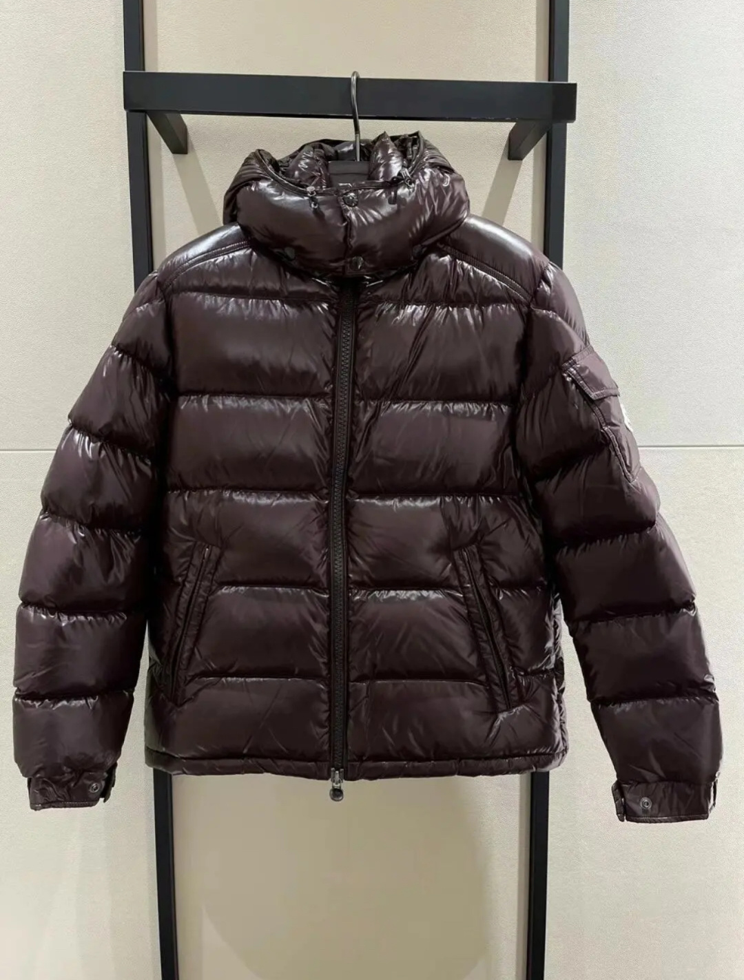 NO:623616,Price adjustment Moncler Maya limited edition dark brown (chocolate color) counter real shot display.,,alexander wang19860909调价 Moncler Maya限定深棕色（巧克力色）柜台实拍展示.,,alexander wang,Men's clothing