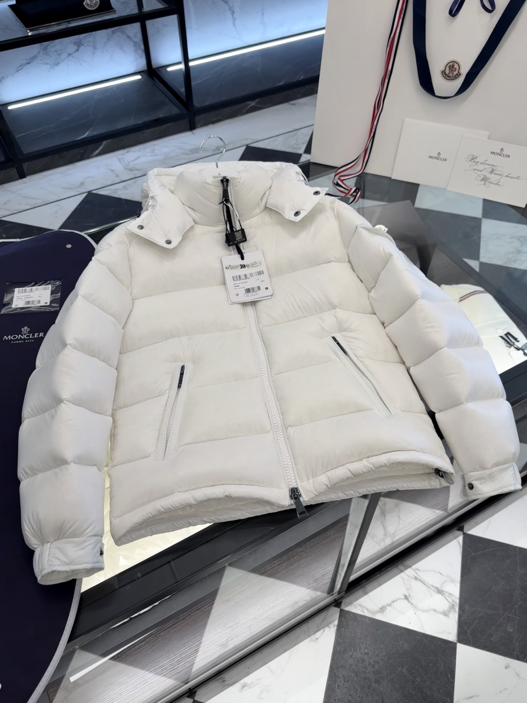 Empaquetado: 80% plumón alto, Maya para mujer, Moncler Maire blanco. Relleno de plumón de pato súper blanco. Más fotos …