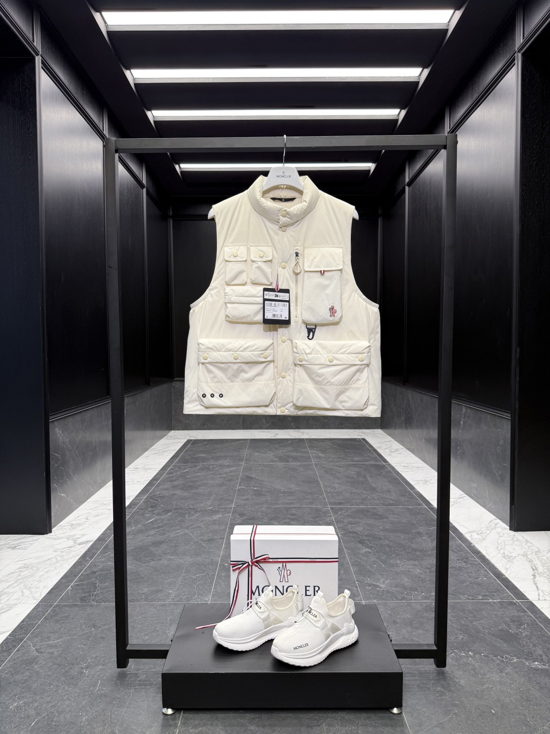 NO:644421,Moncler Grenoble Tongass down outdoor vest. High-end black label series. Original replacement fabric. Premium gooseneck filling. The Tongass down vest provides protection without being bulky and is designed for outdoor activities in mild weather. The Tongass down vest is the research result of lightweight performance outerwear. The functional fabric is tight and durable without adding extra weight. Equipped with large practical pockets and carabiners to reduce the amount of luggage you carry. Details  Designed for outdoor activities Made of tight fabric Polyester lining Down filling Snap-button closure Utility pockets with snap, zip and Velcro closure Drawstring hem Front carabiner Reflective details Size1-5 Cream/Light Brown/Black D00780,,Moncler,jackets & coats,down jacket,alexander wang19860909蒙口-特级羽绒Moncler Grenoble Tongass羽绒户外马甲.高端黑标系列.原厂替换面料.特级鹅颈绒填充. Tongass羽绒马甲提供保护而不显厚重,专为温和天气时进行户外活动而设计. Tongass羽绒马甲是轻盈性能外套的研究成果.功能性面料紧致耐久,同时不增加额外的重量.配有宽大的实用口袋和登山扣,可减少您的随身行李数量. 详情 专为户外活动设计 采用紧致面料制成 聚酯纤维衬里 填充羽绒 按扣开合 实用口袋设有按扣、拉链和魔术贴开合 抽绳下摆 正面登山扣 反光细节 Size1-5 奶白/浅棕色/黑色 D00780,,Moncler,jackets & coats,down jacket,alexander wang,Men's clothing