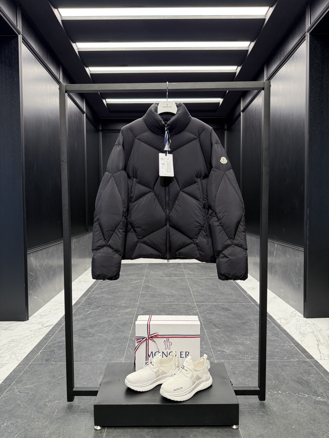NO:660538,Special down Moncler Vardar men's short down jacket. Top original weight version. Unconventional filling version on the market. Compare the quality at will. Comes standard with a full set of counter gift box packaging. Upgraded original magnetic gift box. The Vardar short down jacket is an eye-catching item in the men's series, with geometric quilting that reinterprets the timeless design style.  The Vardar down jacket features graphic quilting, harmoniously blending classic silhouettes with contemporary style. Made from soft, functional nylon. Designed for a relaxed fit, it can be layered easily over chunky sweatshirts and sweatshirts in colder weather. Details Made from nylon Nylon laqué lining Filled with down Zip closure Zip pockets Elastic drawstring hem Size1-5 Black  red,hoodie-clothing,Moncler,hoodie,sweatshirts,jackets & coats,jackets & coats,down jacket, 19860909特级羽绒Moncler Vardar男士短款羽绒夹克外套. 顶级原克重版本.非市面常规填充版本.品质随意对比. 标配全套柜台礼盒包装.升级原版磁吸礼盒. Vardar短款羽绒夹克是男士系列的醒目单品,几何绗缝焕新诠释隽永设计风格. Vardar羽绒夹克饰有图形绗缝,将经典廓形与现代风格和谐相融.采用柔软的功能性尼龙面料制成.宽松廓形设计,在寒冷天气中可轻松叠穿在厚实针织衫和卫衣上方. 详情 采用尼龙面料制成 Nylon laqué衬里 填充羽绒 拉链开合 拉链口袋 弹性抽绳下摆 Size1-5 黑色 红色,蒙口-服装,Moncler,hoodie,sweatshirts,jackets & coats,jackets & coats,down jacket, ,Women's clothing