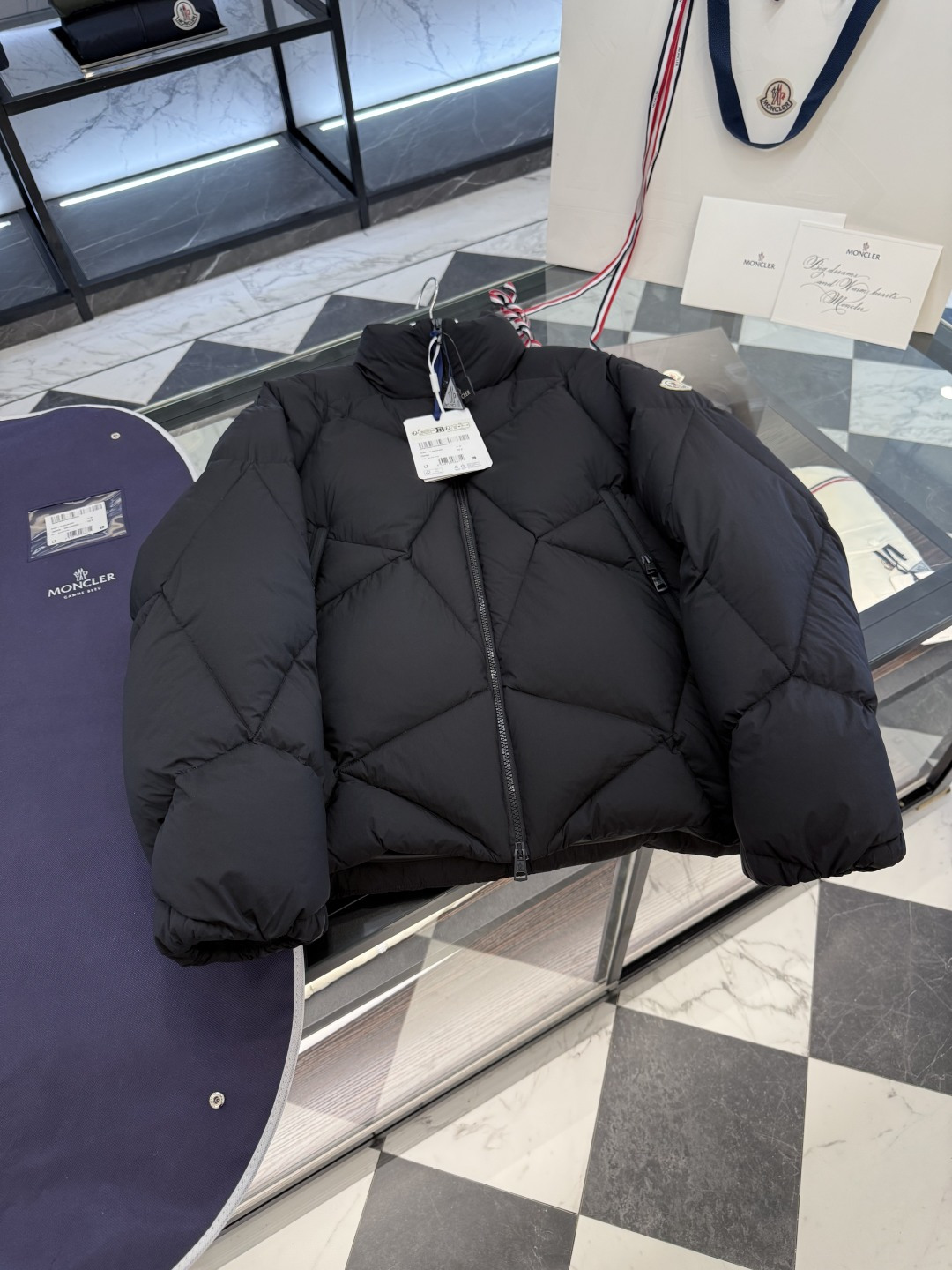 NO:660540,Moncler Vardar men's short down jacket. More details in real photos.,Moncler-clothing,Moncler,jackets & coats,jackets & coats,down jacket, 19860909Moncler Vardar 男士短款羽绒夹克外套.更多细节实拍.,蒙口-服装,Moncler,jackets & coats,jackets & coats,down jacket, ,Women's clothing