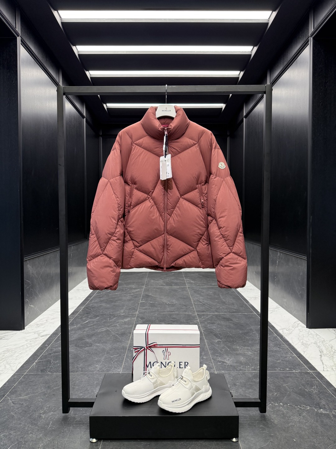 NO:660544,Special down Moncler Vardar men's short down jacket. Top original weight version. Unconventional filling version on the market. Compare the quality at will. Comes standard with a full set of counter gift box packaging. Upgraded original magnetic gift box. The Vardar short down jacket is an eye-catching item in the men's series, with geometric quilting that reinterprets the timeless design style.  The Vardar down jacket features graphic quilting, harmoniously blending classic silhouettes with contemporary style. Made from soft, functional nylon. Designed for a relaxed fit, it can be layered easily over chunky sweatshirts and sweatshirts in colder weather. Details Made from nylon Nylon laqué lining Filled with down Zip closure Zip pockets Elastic drawstring hem Size1-5 Black  red,hoodie-clothing,Moncler,hoodie,sweatshirts,jackets & coats,jackets & coats,down jacket, 19860909特级羽绒Moncler Vardar男士短款羽绒夹克外套. 顶级原克重版本.非市面常规填充版本.品质随意对比. 标配全套柜台礼盒包装.升级原版磁吸礼盒. Vardar短款羽绒夹克是男士系列的醒目单品,几何绗缝焕新诠释隽永设计风格. Vardar羽绒夹克饰有图形绗缝,将经典廓形与现代风格和谐相融.采用柔软的功能性尼龙面料制成.宽松廓形设计,在寒冷天气中可轻松叠穿在厚实针织衫和卫衣上方. 详情 采用尼龙面料制成 Nylon laqué衬里 填充羽绒 拉链开合 拉链口袋 弹性抽绳下摆 Size1-5 黑色 红色,蒙口-服装,Moncler,hoodie,sweatshirts,jackets & coats,jackets & coats,down jacket, ,Women's clothing