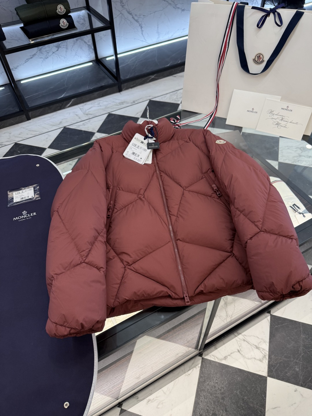 NO:660547,Moncler Vardar men's short down jacket. More details in real photos.,Moncler-clothing,Moncler,jackets & coats,jackets & coats,down jacket, 19860909Moncler Vardar 男士短款羽绒夹克外套.更多细节实拍.,蒙口-服装,Moncler,jackets & coats,jackets & coats,down jacket, ,Women's clothing