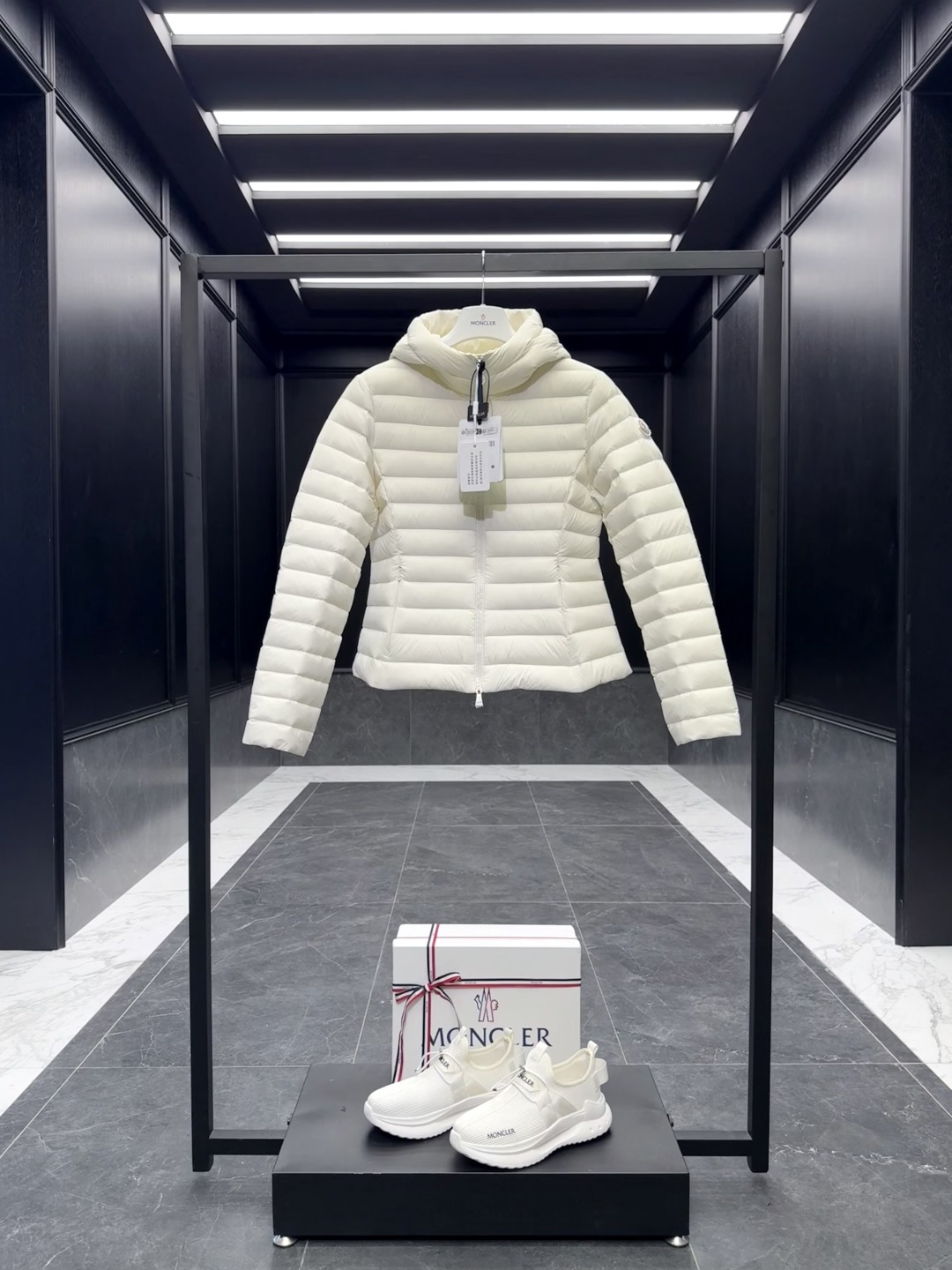 NO:599138,Special down Moncler. New Ige hooded short down jacket for women. Comes standard with a full set of counter gift box packaging. Upgraded original magnetic gift box. Ige hooded short down jacket. Ige down jacket is made of longue saison fabric, suitable for mild weather. This nylon fabric is warm but not heavy. Short design, using classic hooded silhouette, waist design to create a smooth and feminine look. It is recommended to choose one size larger. Made of longue saison fabric  Longuesaison lining, down filling, hood, zipper closure, zipper pockets, Size1-4, ivory/black D00700,,Moncler,jackets & coats,jackets & coats,down jacket,hats,alexander wang19860909特级羽绒Moncler盟可睐.新品Ige连帽短款羽绒服女款夹克外套. 标配全套柜台礼盒包装.升级原版磁吸礼盒. Ige连帽短款羽绒夹克外套 Ige羽绒夹克采用longue saison面料制成,适合温和天气穿着.这种尼龙面料保暖而不显厚重.短款设计,采用经典连帽廓形,收腰设计打造流畅柔美造型.建议选择大一码. 采用longuesaison面料制成 Longuesaison衬里 填充羽绒 兜帽 拉链开合 拉链口袋 Size1-4 象牙白/黑色 D00700,,Moncler,jackets & coats,jackets & coats,down jacket,hats,alexander wang,Men's clothing