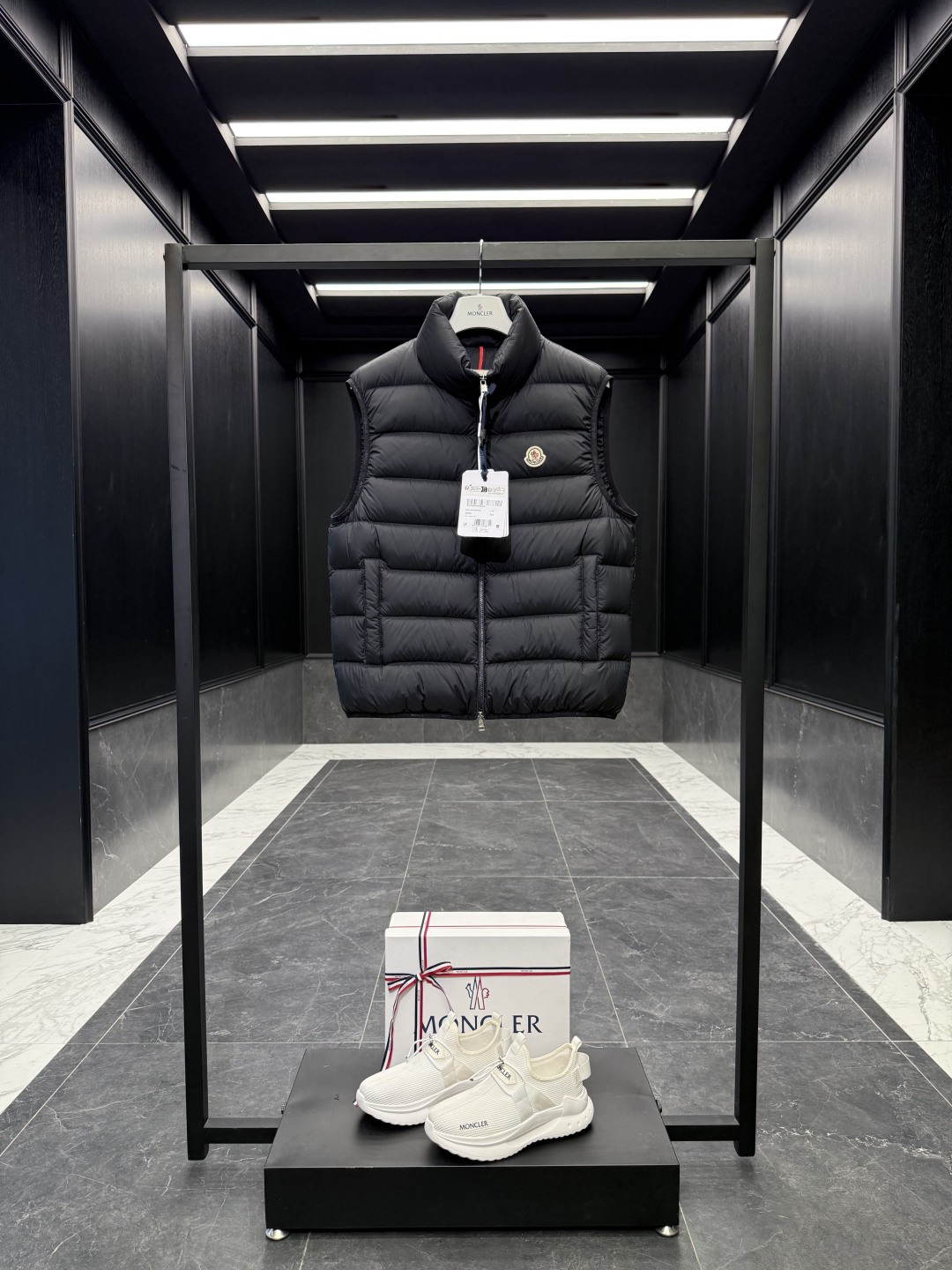 NO:597103,Special down Moncler's new autumn and winter product Contrin men's down vest. Original replacement fabric with special duck down filling. Comes standard with a full set of counter gift box packaging. Upgraded original magnetic gift box. Contrin men's down vest is specially designed for daily warmth, with simple and practical details.  The Contrin Down Vest features a sleek, simple design with signature subtle details found throughout the men's collection. This essential insulated piece features a stand-up collar, zippered pockets and discreet logo trim. Ideal for layering and effortlessly matching different looks, it's a wardrobe staple. Details Made of polyester Polyester lining Filled with down Zip closure Snap-fastening pockets Zippered interior pockets Logo trim Size guide Regular fit Straight fit Size1-5  Black/khaki/milk white/green D00650,,Moncler,down jacket,alexander wang19860909特级羽绒Moncler盟可睐 秋冬新品 Contrin男士羽绒马甲.原厂替换面料特鸭绒填充. 标配全套柜台礼盒包装.升级原版磁吸礼盒. Contrin男士羽绒马甲专为日常保暖而设计,细节设计简洁实用. Contrin羽绒马甲呈现流畅简约设计,演绎贯穿男士系列的标志性精巧细节.这款必需的保暖单品配有立领、拉链口袋和低调标识饰边.非常适合叠穿,轻松搭配不同造型,是衣橱的基础款单品. 详情 采用聚酯纤维面料制成 聚酯纤维衬里 填充羽绒 拉链开合 按扣开合口袋 拉链内部口袋 标识饰边 尺码参照 常规版型 直筒裁剪 Size1-5 黑色/卡其/奶白/绿色 D00650,,Moncler,down jacket,alexander wang,Men's clothing