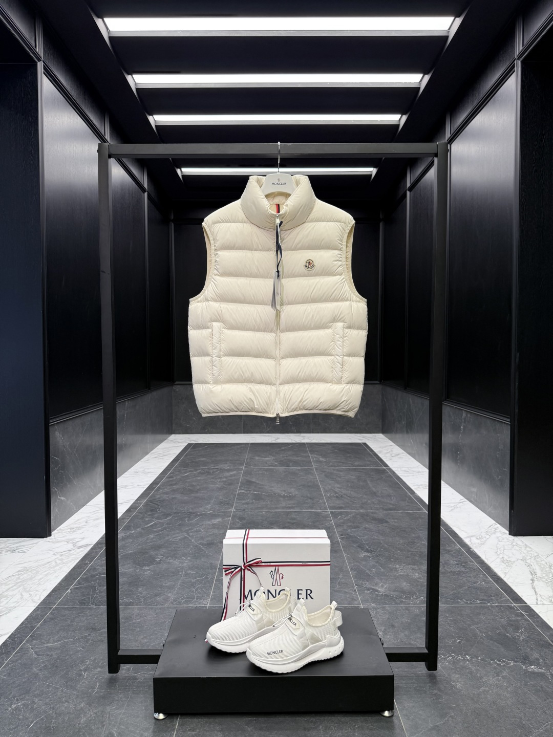 NO:597105,Special down Moncler's new autumn and winter product Contrin men's down vest. Original replacement fabric with special duck down filling. Comes standard with a full set of counter gift box packaging. Upgraded original magnetic gift box. Contrin men's down vest is specially designed for daily warmth, with simple and practical details.  The Contrin Down Vest features a sleek, simple design with signature subtle details found throughout the men's collection. This essential insulated piece features a stand-up collar, zippered pockets and discreet logo trim. Ideal for layering and effortlessly matching different looks, it's a wardrobe staple. Details Made of polyester Polyester lining Filled with down Zip closure Snap-fastening pockets Zippered interior pockets Logo trim Size guide Regular fit Straight fit Size1-5  Black/khaki/milk white/green D00650,,Moncler,down jacket,alexander wang19860909特级羽绒Moncler盟可睐 秋冬新品 Contrin男士羽绒马甲.原厂替换面料特级鸭绒填充. 标配全套柜台礼盒包装.升级原版磁吸礼盒. Contrin男士羽绒马甲专为日常保暖而设计,细节设计简洁实用. Contrin羽绒马甲呈现流畅简约设计,演绎贯穿男士系列的标志性精巧细节.这款必需的保暖单品配有立领、拉链口袋和低调标识饰边.非常适合叠穿,轻松搭配不同造型,是衣橱的基础款单品. 详情 采用聚酯纤维面料制成 聚酯纤维衬里 填充羽绒 拉链开合 按扣开合口袋 拉链内部口袋 标识饰边 尺码参照 常规版型 直筒裁剪 Size1-5 黑色/卡其/奶白/绿色 D00650,,Moncler,down jacket,alexander wang,Men's clothing