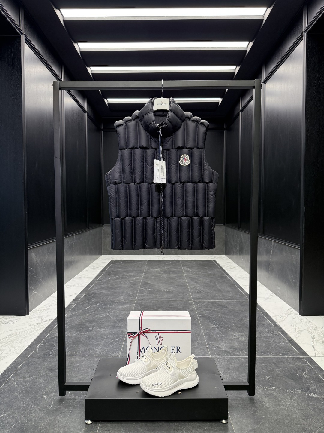 NO:647581,Special down Moncler  Actors Zhou Yutong and Wang Anyu interpret the design concept of 'Dream Staircase'. This three-dimensional quilted down vest is made of lightweight tear-resistant fabric, created in collaboration with Christopher Raxxy. The design of this down jacket is inspired by the spiral staircase, and its decorative elements represent the winding steps of destiny. Details Made of lightweight tear-resistant fabric Fine tear-resistant fabric lining Zipper opening and hidden pockets Windproof placket Zipper closure Quilted patches, filled with down  Co-branded felt logo patch Size: 1-5 Couple model D001080,,jackets & coats,down jacket,alexander wang19860909特级羽绒Moncler x Christopher Raxxy 明星同款 男女款3D绗缝拉链羽绒马甲.工艺极其复杂,每一格全部手工充绒.特级95鹅颈绒填充. 标配全套柜台礼盒包装.升级原版磁吸礼盒. 这款羽绒是Moncler xChristopher Raxxy系列的男女同款单品,装饰元素传达了梦想阶梯的设计理念. 演员周雨彤、王安宇倾情演绎“梦幻楼梯”设计理念. 这款立体绗缝羽绒马甲采用轻质抗撕裂面料制成,由品牌携手 Christopher Raxxy合作打造.此款羽绒外套设计源自螺旋楼梯,其装饰元素代表着蜿蜒曲折的命运台阶. 详情 采用轻质抗撕裂面料制成 细密抗撕裂面料衬里 拉链开和 隐藏式口袋 防风门襟 拉链开合 绗缝贴片,填充羽绒 联名毛毡标识贴片 Size : 1-5 情侣款 D001080,,jackets & coats,down jacket,alexander wang,Men's clothing