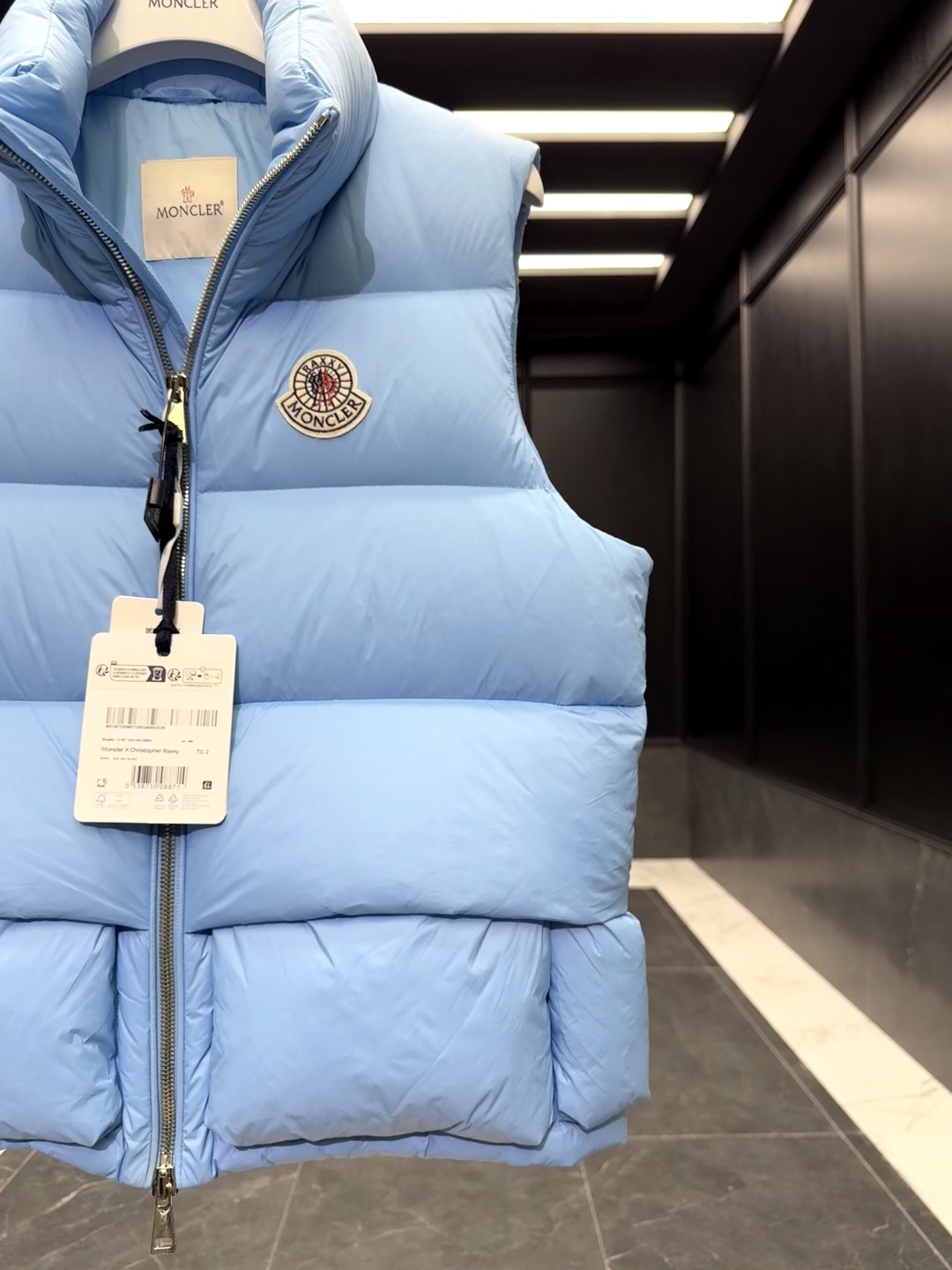 p530 特级羽绒⬆️Moncler x Christopher Raxxy 明星同款 男女款3D绗缝拉链羽绒马甲. 
🎁出厂标配全套柜台礼盒包装.升级原版磁吸礼盒.
这款羽绒是Moncler xChristopher Raxxy系列的男女同款单品,装饰元素传达了梦想阶梯的设计理念。
演员周雨彤、王安宇倾情演绎“梦幻楼梯”设计理念.
这款立体绗缝羽绒马甲采用轻质抗撕裂面料制成,由品牌携手
Christopher Raxxy合作打造。此款羽绒外套设计源自螺旋楼梯,其装饰元素代表着蜿蜒曲折的命运台阶。
详情
•采用轻质抗撕裂面料制成
•细密抗撕裂面料衬里
•拉链开和
•隐藏式口袋
•防风门襟
•拉链开合
•绗缝贴片,填充羽绒
•联名毛毡标识贴片
Size : 0-4 黑色/浅蓝/奶白/三色入.情侣款
D00750