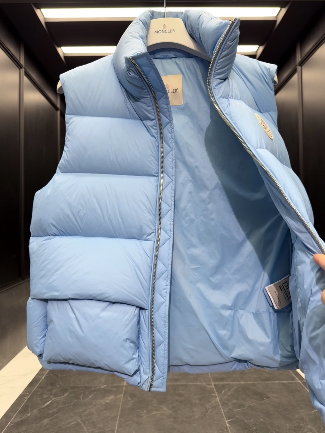 p530 特级羽绒⬆️Moncler x Christopher Raxxy 明星同款 男女款3D绗缝拉链羽绒马甲. 
🎁出厂标配全套柜台礼盒包装.升级原版磁吸礼盒.
这款羽绒是Moncler xChristopher Raxxy系列的男女同款单品,装饰元素传达了梦想阶梯的设计理念。
演员周雨彤、王安宇倾情演绎“梦幻楼梯”设计理念.
这款立体绗缝羽绒马甲采用轻质抗撕裂面料制成,由品牌携手
Christopher Raxxy合作打造。此款羽绒外套设计源自螺旋楼梯,其装饰元素代表着蜿蜒曲折的命运台阶。
详情
•采用轻质抗撕裂面料制成
•细密抗撕裂面料衬里
•拉链开和
•隐藏式口袋
•防风门襟
•拉链开合
•绗缝贴片,填充羽绒
•联名毛毡标识贴片
Size : 0-4 黑色/浅蓝/奶白/三色入.情侣款
D00750