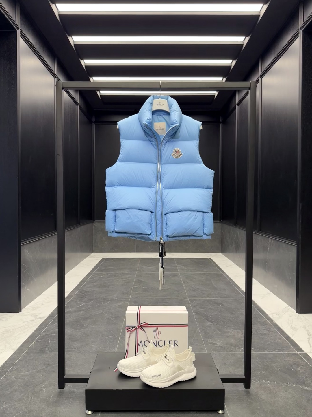 p530 特级羽绒⬆️Moncler x Christopher Raxxy 明星同款 男女款3D绗缝拉链羽绒马甲. 
🎁出厂标配全套柜台礼盒包装.升级原版磁吸礼盒.
这款羽绒是Moncler xChristopher Raxxy系列的男女同款单品,装饰元素传达了梦想阶梯的设计理念。
演员周雨彤、王安宇倾情演绎“梦幻楼梯”设计理念.
这款立体绗缝羽绒马甲采用轻质抗撕裂面料制成,由品牌携手
Christopher Raxxy合作打造。此款羽绒外套设计源自螺旋楼梯,其装饰元素代表着蜿蜒曲折的命运台阶。
详情
•采用轻质抗撕裂面料制成
•细密抗撕裂面料衬里
•拉链开和
•隐藏式口袋
•防风门襟
•拉链开合
•绗缝贴片,填充羽绒
•联名毛毡标识贴片
Size : 0-4 黑色/浅蓝/奶白/三色入.情侣款
D00750