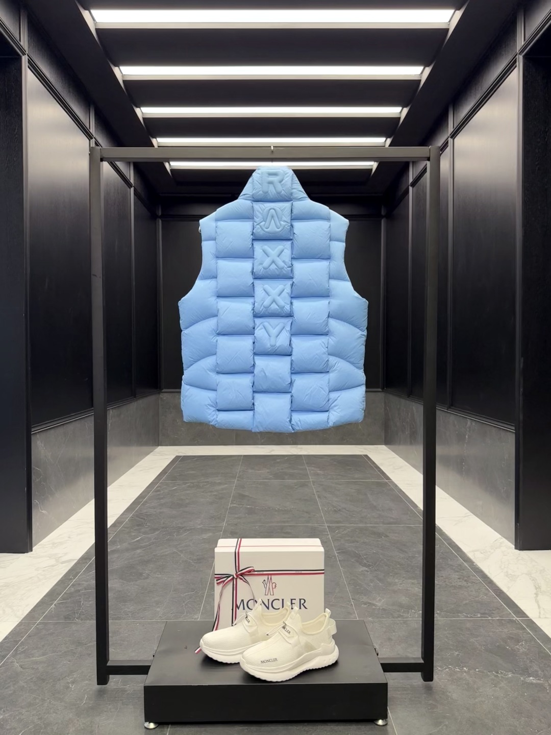 p530 特级羽绒⬆️Moncler x Christopher Raxxy 明星同款 男女款3D绗缝拉链羽绒马甲. 
🎁出厂标配全套柜台礼盒包装.升级原版磁吸礼盒.
这款羽绒是Moncler xChristopher Raxxy系列的男女同款单品,装饰元素传达了梦想阶梯的设计理念。
演员周雨彤、王安宇倾情演绎“梦幻楼梯”设计理念.
这款立体绗缝羽绒马甲采用轻质抗撕裂面料制成,由品牌携手
Christopher Raxxy合作打造。此款羽绒外套设计源自螺旋楼梯,其装饰元素代表着蜿蜒曲折的命运台阶。
详情
•采用轻质抗撕裂面料制成
•细密抗撕裂面料衬里
•拉链开和
•隐藏式口袋
•防风门襟
•拉链开合
•绗缝贴片,填充羽绒
•联名毛毡标识贴片
Size : 0-4 黑色/浅蓝/奶白/三色入.情侣款
D00750