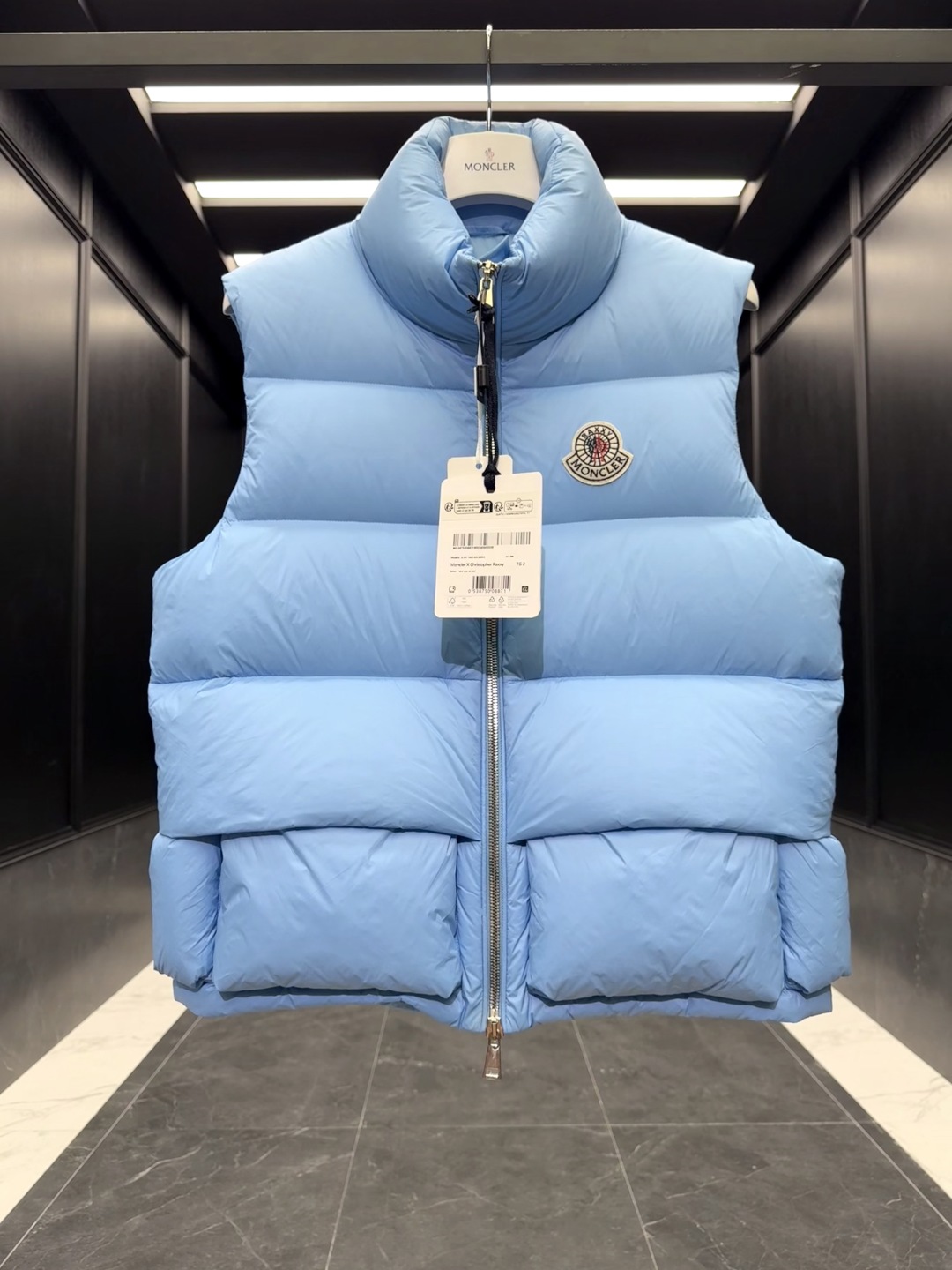 p530 特级羽绒⬆️Moncler x Christopher Raxxy 明星同款 男女款3D绗缝拉链羽绒马甲. 
🎁出厂标配全套柜台礼盒包装.升级原版磁吸礼盒.
这款羽绒是Moncler xChristopher Raxxy系列的男女同款单品,装饰元素传达了梦想阶梯的设计理念。
演员周雨彤、王安宇倾情演绎“梦幻楼梯”设计理念.
这款立体绗缝羽绒马甲采用轻质抗撕裂面料制成,由品牌携手
Christopher Raxxy合作打造。此款羽绒外套设计源自螺旋楼梯,其装饰元素代表着蜿蜒曲折的命运台阶。
详情
•采用轻质抗撕裂面料制成
•细密抗撕裂面料衬里
•拉链开和
•隐藏式口袋
•防风门襟
•拉链开合
•绗缝贴片,填充羽绒
•联名毛毡标识贴片
Size : 0-4 黑色/浅蓝/奶白/三色入.情侣款
D00750