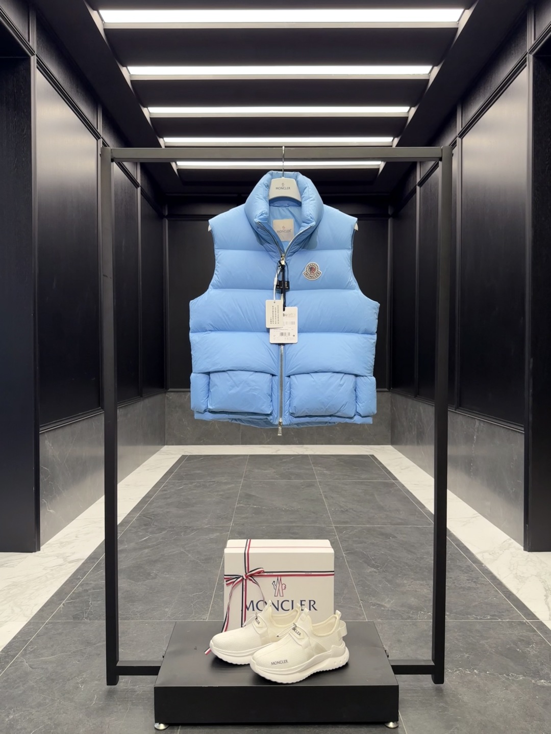 p530 特级羽绒⬆️Moncler x Christopher Raxxy 明星同款 男女款3D绗缝拉链羽绒马甲. 
🎁出厂标配全套柜台礼盒包装.升级原版磁吸礼盒.
这款羽绒是Moncler xChristopher Raxxy系列的男女同款单品,装饰元素传达了梦想阶梯的设计理念。
演员周雨彤、王安宇倾情演绎“梦幻楼梯”设计理念.
这款立体绗缝羽绒马甲采用轻质抗撕裂面料制成,由品牌携手
Christopher Raxxy合作打造。此款羽绒外套设计源自螺旋楼梯,其装饰元素代表着蜿蜒曲折的命运台阶。
详情
•采用轻质抗撕裂面料制成
•细密抗撕裂面料衬里
•拉链开和
•隐藏式口袋
•防风门襟
•拉链开合
•绗缝贴片,填充羽绒
•联名毛毡标识贴片
Size : 0-4 黑色/浅蓝/奶白/三色入.情侣款
D00750