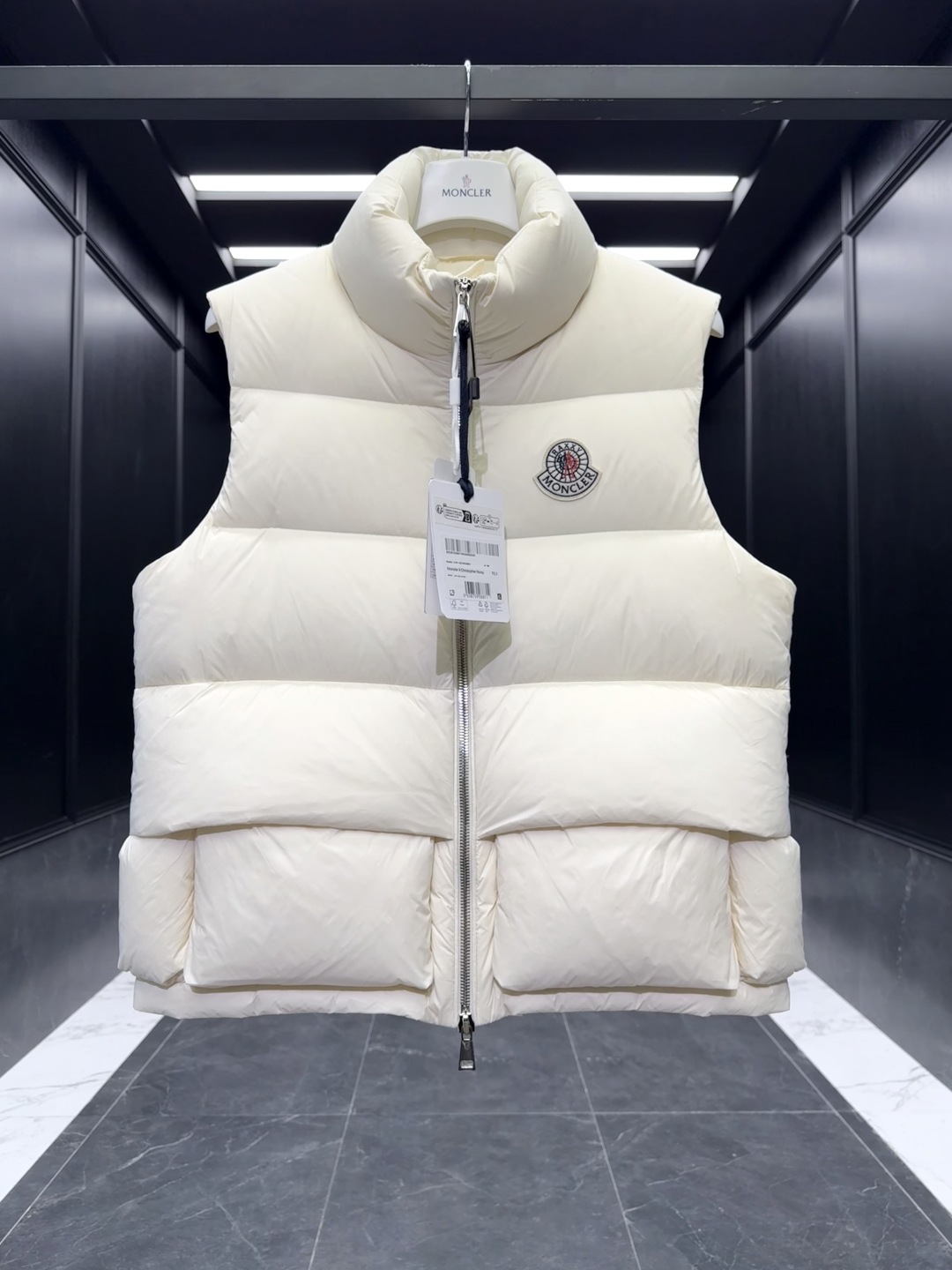 p530 特级羽绒⬆️Moncler x Christopher Raxxy 明星同款 男女款3D绗缝拉链羽绒马甲. 
🎁出厂标配全套柜台礼盒包装.升级原版磁吸礼盒.
这款羽绒是Moncler xChristopher Raxxy系列的男女同款单品,装饰元素传达了梦想阶梯的设计理念。
演员周雨彤、王安宇倾情演绎“梦幻楼梯”设计理念.
这款立体绗缝羽绒马甲采用轻质抗撕裂面料制成,由品牌携手
Christopher Raxxy合作打造。此款羽绒外套设计源自螺旋楼梯,其装饰元素代表着蜿蜒曲折的命运台阶。
详情
•采用轻质抗撕裂面料制成
•细密抗撕裂面料衬里
•拉链开和
•隐藏式口袋
•防风门襟
•拉链开合
•绗缝贴片,填充羽绒
•联名毛毡标识贴片
Size : 0-4 黑色/浅蓝/奶白/三色入.情侣款
D00750