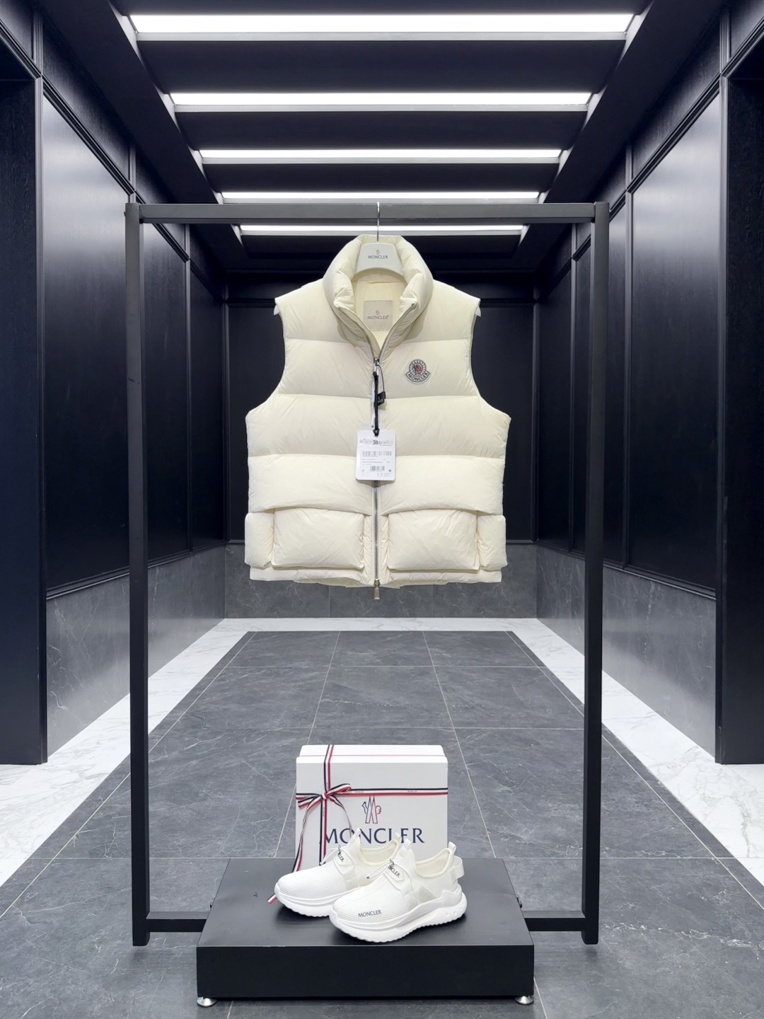 p530 特级羽绒⬆️Moncler x Christopher Raxxy 明星同款 男女款3D绗缝拉链羽绒马甲. 
🎁出厂标配全套柜台礼盒包装.升级原版磁吸礼盒.
这款羽绒是Moncler xChristopher Raxxy系列的男女同款单品,装饰元素传达了梦想阶梯的设计理念。
演员周雨彤、王安宇倾情演绎“梦幻楼梯”设计理念.
这款立体绗缝羽绒马甲采用轻质抗撕裂面料制成,由品牌携手
Christopher Raxxy合作打造。此款羽绒外套设计源自螺旋楼梯,其装饰元素代表着蜿蜒曲折的命运台阶。
详情
•采用轻质抗撕裂面料制成
•细密抗撕裂面料衬里
•拉链开和
•隐藏式口袋
•防风门襟
•拉链开合
•绗缝贴片,填充羽绒
•联名毛毡标识贴片
Size : 0-4 黑色/浅蓝/奶白/三色入.情侣款
D00750