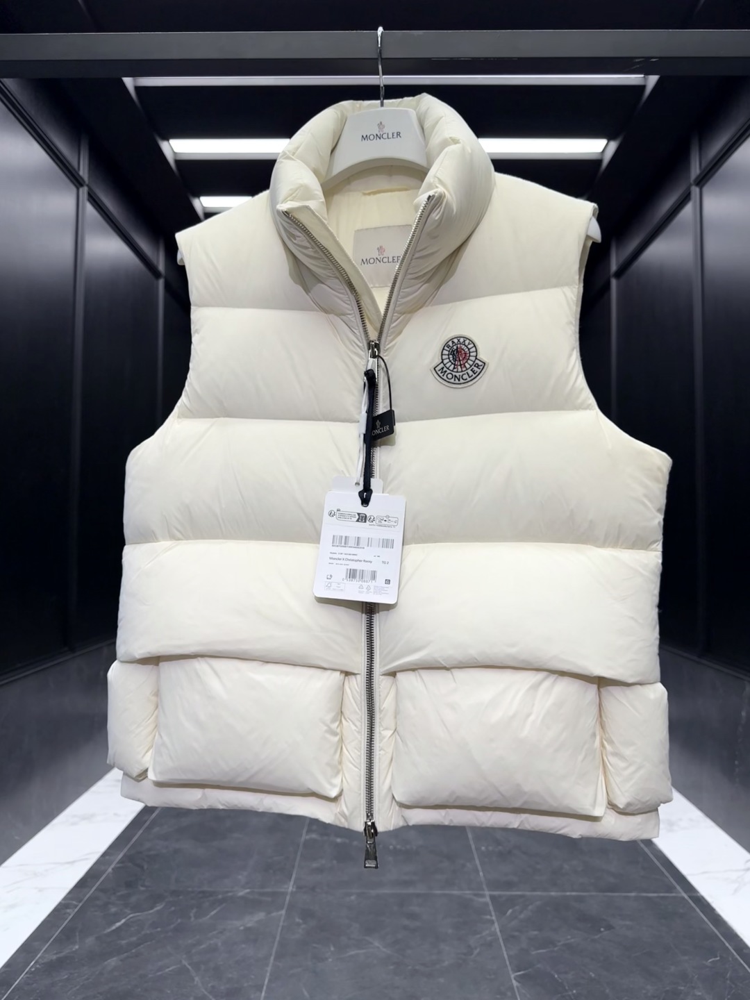 p530 特级羽绒⬆️Moncler x Christopher Raxxy 明星同款 男女款3D绗缝拉链羽绒马甲. 
🎁出厂标配全套柜台礼盒包装.升级原版磁吸礼盒.
这款羽绒是Moncler xChristopher Raxxy系列的男女同款单品,装饰元素传达了梦想阶梯的设计理念。
演员周雨彤、王安宇倾情演绎“梦幻楼梯”设计理念.
这款立体绗缝羽绒马甲采用轻质抗撕裂面料制成,由品牌携手
Christopher Raxxy合作打造。此款羽绒外套设计源自螺旋楼梯,其装饰元素代表着蜿蜒曲折的命运台阶。
详情
•采用轻质抗撕裂面料制成
•细密抗撕裂面料衬里
•拉链开和
•隐藏式口袋
•防风门襟
•拉链开合
•绗缝贴片,填充羽绒
•联名毛毡标识贴片
Size : 0-4 黑色/浅蓝/奶白/三色入.情侣款
D00750