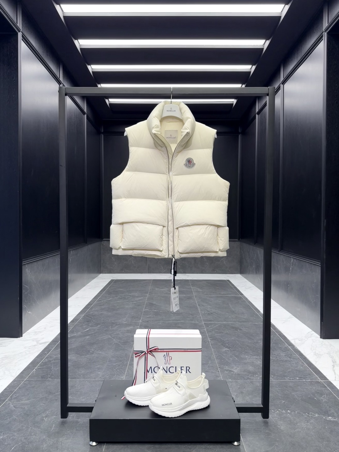 p530 特级羽绒⬆️Moncler x Christopher Raxxy 明星同款 男女款3D绗缝拉链羽绒马甲. 
🎁出厂标配全套柜台礼盒包装.升级原版磁吸礼盒.
这款羽绒是Moncler xChristopher Raxxy系列的男女同款单品,装饰元素传达了梦想阶梯的设计理念。
演员周雨彤、王安宇倾情演绎“梦幻楼梯”设计理念.
这款立体绗缝羽绒马甲采用轻质抗撕裂面料制成,由品牌携手
Christopher Raxxy合作打造。此款羽绒外套设计源自螺旋楼梯,其装饰元素代表着蜿蜒曲折的命运台阶。
详情
•采用轻质抗撕裂面料制成
•细密抗撕裂面料衬里
•拉链开和
•隐藏式口袋
•防风门襟
•拉链开合
•绗缝贴片,填充羽绒
•联名毛毡标识贴片
Size : 0-4 黑色/浅蓝/奶白/三色入.情侣款
D00750