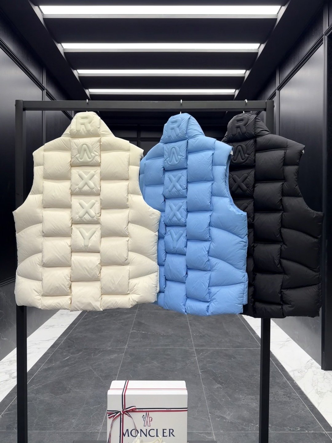 p530 Moncler x Christopher Raxxy 明星同款男女款 3D绗缝拉链羽绒马甲.三色实拍图集展示.