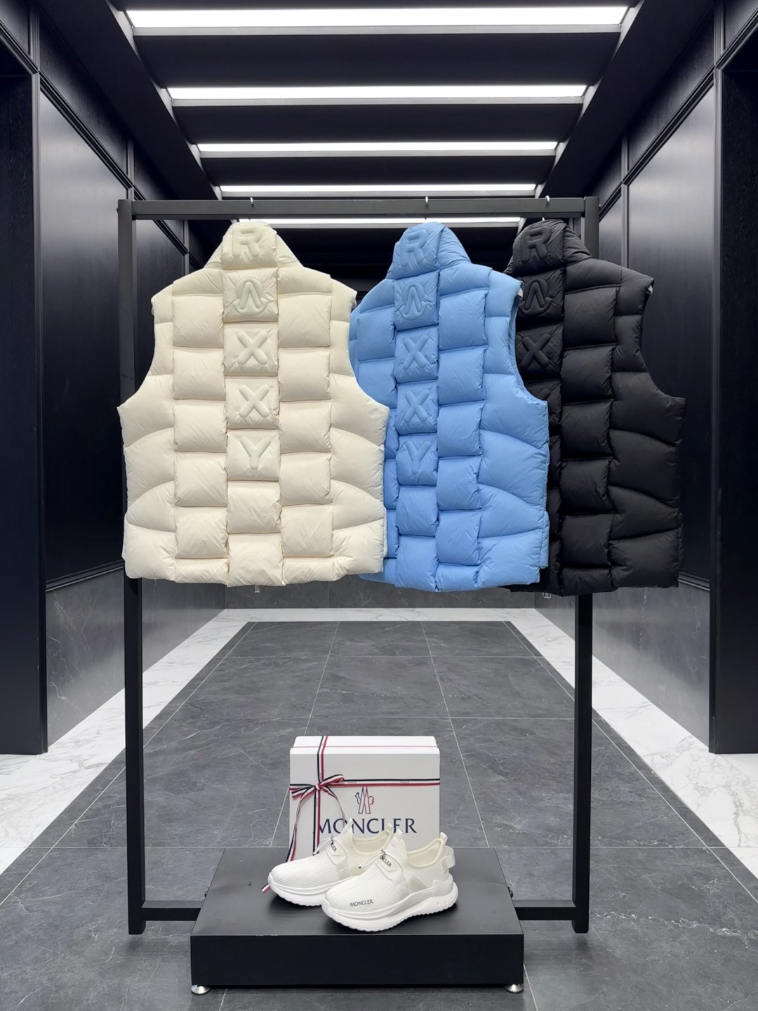 p530 Moncler x Christopher Raxxy 明星同款男女款 3D绗缝拉链羽绒马甲.三色实拍图集展示.