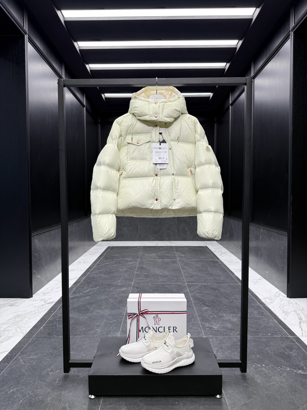 NO:612304,Special down Moncler Erea (2025 popular little puff) women's square quilted hooded short down jacket. Special duck down filling. Super full filling. It distinguishes all low-end dry versions in the market. Comes standard with a full set of counter gift box packaging. Upgraded from the original magnetic gift box. The Erea women's short down jacket is made of glossy fabrics, interpreting bold geometric designs, adding a unique style.  The Erea down jacket plays with shape and texture for a contemporary style. It's cropped and made from functional super laqué nylon with a glossy finish. This hooded insulated piece has a double-snap fastening for an asymmetrical shape. Different-sized quilting on the body and sleeves adds a geometric touch. Details Made of super laqué Nylon lining Down-filled Detachable and adjustable hood Zipper and snap closure Zippered pockets Snap-stud chest pockets  Drawstring hem Color Black/Milk White/Light Green Size0-2 Fairy Style D00730,,jackets & coats,jackets & coats,down jacket,hats,alexander wang19860909特级羽绒Moncler Erea（2025爆款小泡芙）女士方形绗缝连帽短款羽绒夹克外套.特级鸭绒填充.填充超级饱满.区分一切市场低端干瘪版本. 标配全套柜台礼盒包装.升级原版磁吸礼盒. Erea女士短款羽绒夹克采用光泽面料制成,演绎大胆几何设计,增添别样风格. Erea羽绒夹克巧妙运用造型和纹理,尽展现代风格.短款设计,采用功能性super laqué尼龙面料制成,具有光泽饰面.这款连帽保暖单品搭配双按扣开合,演绎不对称造型.衣身和衣袖饰有不同尺寸的绗缝,彰显几何气息. 详情 采用super laqué面料制成 尼龙衬里 填充羽绒 可拆卸可调节兜帽 拉链和按扣开合 拉链口袋 胸部口袋设有按扣 抽绳下摆 颜色 黑色/奶白/淡绿色 Size0-2 仙女款 D00730,,jackets & coats,jackets & coats,down jacket,hats,alexander wang,Men's clothing