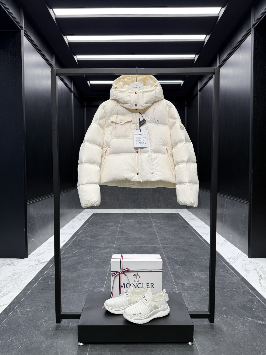 NO:612308,Special down Moncler Erea (2025 popular little puff) women's square quilted hooded short down jacket. Special duck down filling. Super full filling. It distinguishes all low-end dry versions in the market. Comes standard with a full set of counter gift box packaging. Upgraded from the original magnetic gift box. The Erea women's short down jacket is made of glossy fabrics, interpreting bold geometric designs, adding a unique style.  The Erea down jacket plays with shape and texture for a contemporary style. It's cropped and made from functional super laqué nylon with a glossy finish. This hooded insulated piece has a double-snap fastening for an asymmetrical shape. Different-sized quilting on the body and sleeves adds a geometric touch. Details Made of super laqué Nylon lining Down-filled Detachable and adjustable hood Zipper and snap closure Zippered pockets Snap-stud chest pockets  Drawstring hem Color Black/Milk White/Light Green Size0-2 Fairy Style D00730,,jackets & coats,jackets & coats,down jacket,hats,alexander wang19860909特级羽绒Moncler Erea（2025爆款小泡芙）女士方形绗缝连帽短款羽绒夹克外套.特级鸭绒填充.填充超级饱满.区分一切市场低端干瘪版本. 标配全套柜台礼盒包装.升级原版磁吸礼盒. Erea女士短款羽绒夹克采用光泽面料制成,演绎大胆几何设计,增添别样风格. Erea羽绒夹克巧妙运用造型和纹理,尽展现代风格.短款设计,采用功能性super laqué尼龙面料制成,具有光泽饰面.这款连帽保暖单品搭配双按扣开合,演绎不对称造型.衣身和衣袖饰有不同尺寸的绗缝,彰显几何气息. 详情 采用super laqué面料制成 尼龙衬里 填充羽绒 可拆卸可调节兜帽 拉链和按扣开合 拉链口袋 胸部口袋设有按扣 抽绳下摆 颜色 黑色/奶白/淡绿色 Size0-2 仙女款 D00730,,jackets & coats,jackets & coats,down jacket,hats,alexander wang,Men's clothing