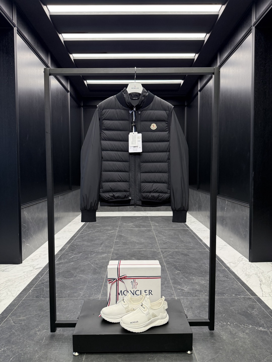 NO:597290,Special down Moncler Verney men's three-in-one short down jacket. Original purchase and development. Goose down filling. Original replacement fabric. Unconventional version in the market. Comes standard with a full set of counter gift box packaging. (original airplane box, original shopping bag, original dust cover, original hanger, original thank you card, original ribbon, upgraded original oversized magnetic gift box.) Verney men's short down jacket adopts a three-in-one design and is equipped with a detachable down vest.  Verney's 3-in-1 design is functional. It's short and features a detachable down vest that can be layered or worn separately. Made of polyester with a lightweight jacket inside, the down vest features classic checkered quilting. Details Made of polyester Polyester lining Detachable down vest with grosgrain trim Zipper closure Zipper pockets Rib knit trim Size1-5  D00730,,Moncler,jackets & coats,jackets & coats,down jacket,alexander wang19860909特级羽绒Moncler盟可睐 Verney男士三合一短款羽绒夹克外套.原版购入开发.鹅绒填充.原厂替换面料.非市场常规版本. 标配全套柜台礼盒包装.（原版飞机盒,原版购物袋,原版防尘罩,原版衣架,原版感谢卡,原版丝带,升级原版超大磁吸礼盒.） Verney男士短款羽绒夹克采用三合一设计,配有可拆卸羽绒马甲. Verney采用三合一设计,功能实用.短款设计,配有可拆卸羽绒马甲,两件衣服可叠搭或单独穿着.采用聚酯纤维面料制成,内层为轻盈夹克,羽绒马甲饰有经典方格块绗缝. 详情 采用聚酯纤维面料制成 聚酯纤维衬里 可拆卸羽绒马甲,点缀罗缎饰边 拉链开合 拉链口袋 罗纹针织饰边 Size1-5 D00730,,Moncler,jackets & coats,jackets & coats,down jacket,alexander wang,Men's clothing