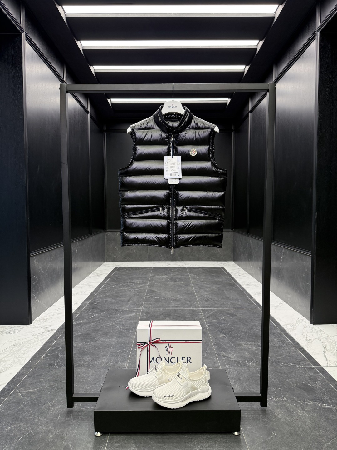 NO:597107,Special down Moncler Gui (super light duck down small stand collar down vest is shipped. Gui is also an evergreen model in the M family. It is officially released every year and sells out every year! It is light and comfortable, simple in style, practical and easy to wear. It is deeply loved by men and women, and girls with small sizes can easily control it!  Comes standard with a full set of counter gift box packaging. (original airplane box, original shopping bag, original dust cover, original hanger, original thank you card, original ribbon, upgraded original oversized magnetic gift box.) The Gui down vest is made of Longue saison fabric and is a classic men's design item from Moncler. The Gui down vest is a must-have item for changing seasons, suitable for matching sweaters, sweaters or light jackets. This down vest is made of longue  Made of saison fabric, which combines light texture and excellent warmth. Details Made of longue saison fabric Longue saison lining Filled with down Foldable for storage Snap button on collar Zipper closure Zipper pocket Size1-6 D00480,,hoodie,sweatshirts,jackets & coats,down jacket,alexander wang19860909特级羽绒Moncler Gui (超轻鸭绒小立领羽绒马甲背心出货, Gui也是M家族里的一个常青款, 官方每年都出每年都爆卖! 轻盈舒适、款式精简、实穿好穿, 深得男男女女的喜爱, 小码女生也可以轻松驾驭! 标配全套柜台礼盒包装.（原版飞机盒,原版购物袋,原版防尘罩,原版衣架,原版感谢卡,原版丝带,升级原版超大磁吸礼盒.） Gui羽绒马甲采用Longue saison面料制成,是Moncler的经典男士设计单品. Gui羽绒马甲是换季的必备单品,适合搭配针织衫、卫衣或轻便夹克.这款羽绒马甲采用longue saison面料制成,兼具轻盈质地与出色保暖性. 详情 采用longue saison面料制成 Longue saison衬里 填充羽绒 可收纳折叠 衣领设有按扣 拉链开合 拉链口袋 Size1-6 D00480,,hoodie,sweatshirts,jackets & coats,down jacket,alexander wang,Men's clothing