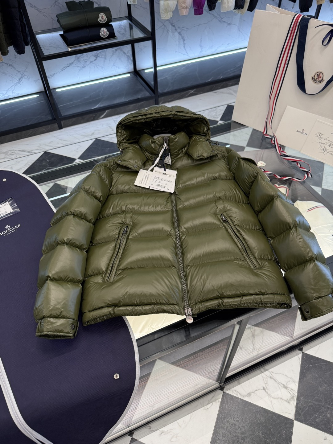 NO:623604,Price adjustment Moncler Maya classic short down jacket jacket. Limited color (olive green) more details real shot.,,jackets & coats,jackets & coats,down jacket,alexander wang19860909调价Moncler Maya经典短款羽绒服夹克外套.限定配色(橄榄绿)更多细节实拍.,,jackets & coats,jackets & coats,down jacket,alexander wang,Men's clothing