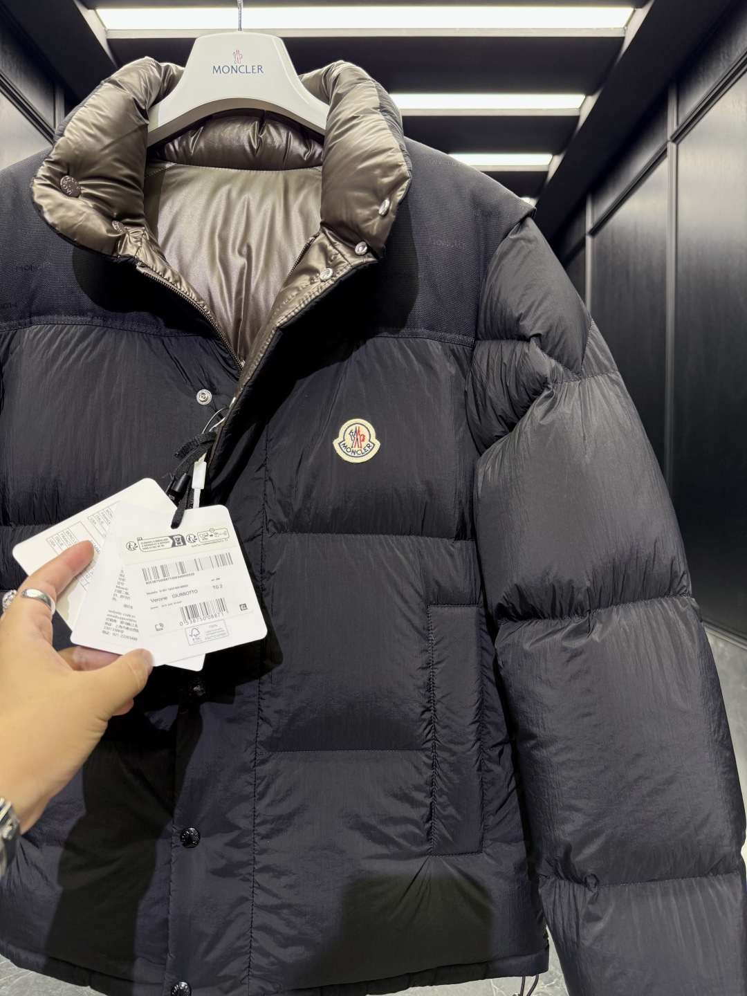 特级羽绒⬆️Moncler Verone(多变造型)男士双面短款羽绒夹克外套.一件衣服四种穿搭.可双面外