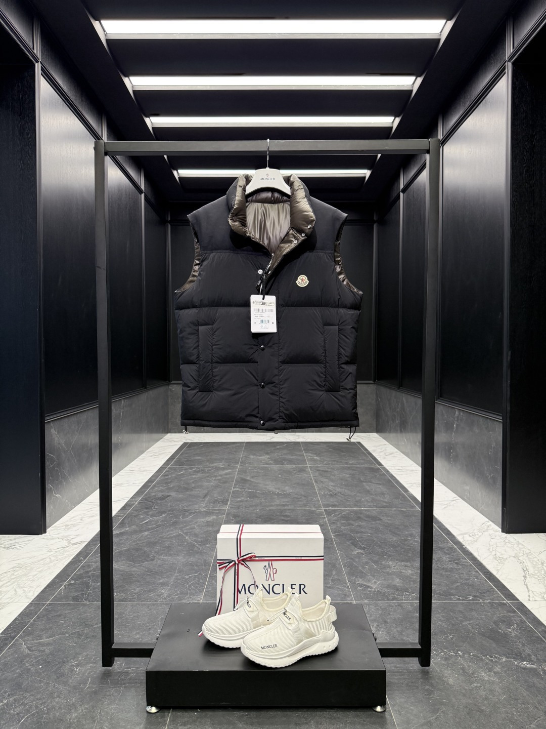 Moncler Verone（多变造型）男士双面短款羽绒夹克外套.可双面外套/可双面马甲/一件衣服四种穿