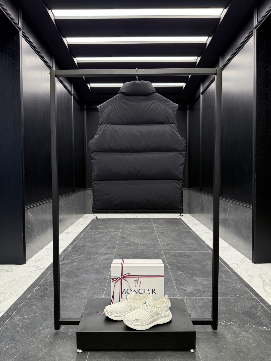 Moncler Verone（多变造型）男士双面短款羽绒夹克外套.可双面外套/可双面马甲/一件衣服四种穿